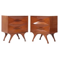 Mesillas de noche de nogal esculpido estilo Albert Parvin Roma Mid Century - Pareja