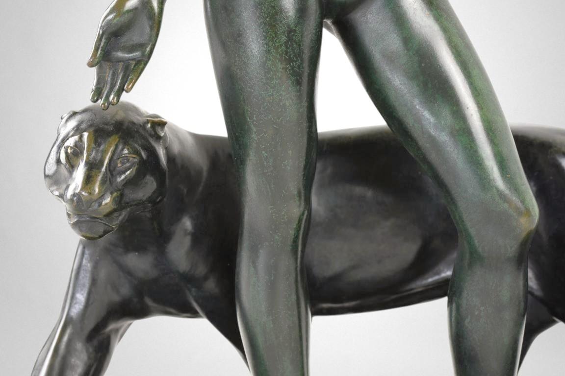 La Femme à la Panthère d'Albert Poncin est une sculpture en bronze Art déco étonnante et élégante qui incarne parfaitement le mélange caractéristique du mouvement entre modernité stylisée et sensualité classique. Cette pièce, réalisée en bronze