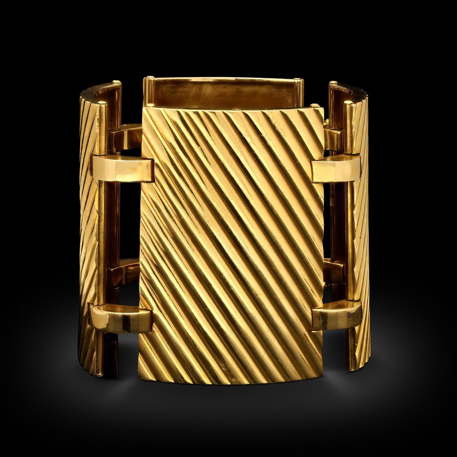 Schöpfer:
Albert Querio
Zusammenfassung:
Vintage Panel Armband aus 18 Karat Gelbgold
Beschreibung:
Ein Vintage-Armband aus 18-karätigem Gelbgold, um 1965. Das modernistische Armband besteht aus vier gewölbten, konkaven, rechteckigen Goldplatten mit