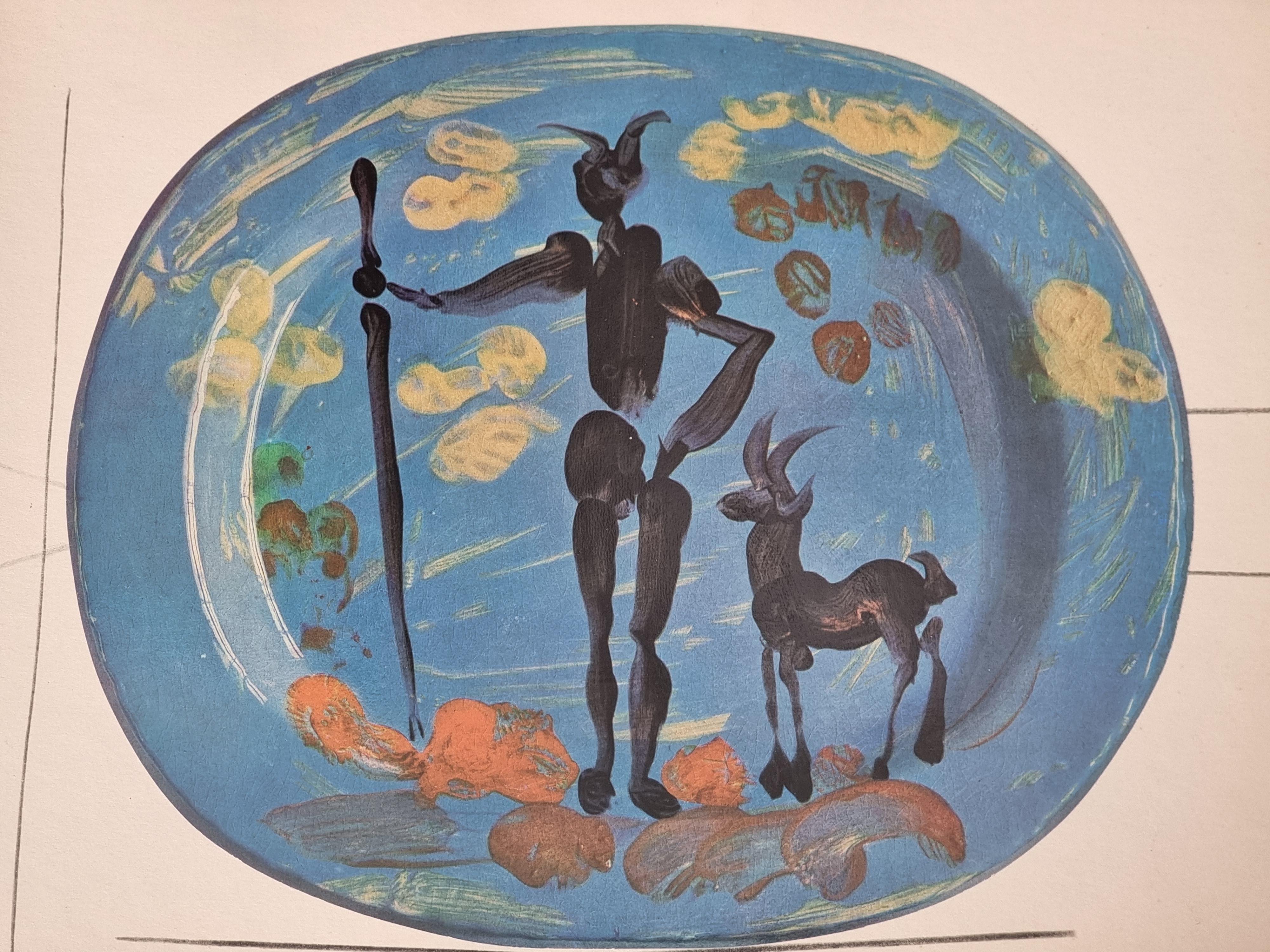 Una exquisita impresión policroma brillante del plato de cerámica Picasso Vallauris que representa a un pastor y una cabra. La impresión en color está adherida a un papel grueso de alta calidad con líneas decorativas. 

El grabado procede de una