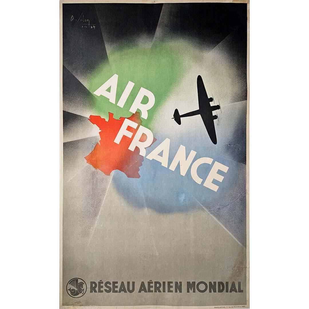 Im Bereich der Reisewerbung und des Reisedesigns ist Albert Solons Original-Reiseplakat für "Air France Réseau Aérien Mondial" aus dem Jahr 1934 ein zeitloses Zeugnis für die Faszination der globalen Entdeckung. Solons künstlerisches Schaffen, das
