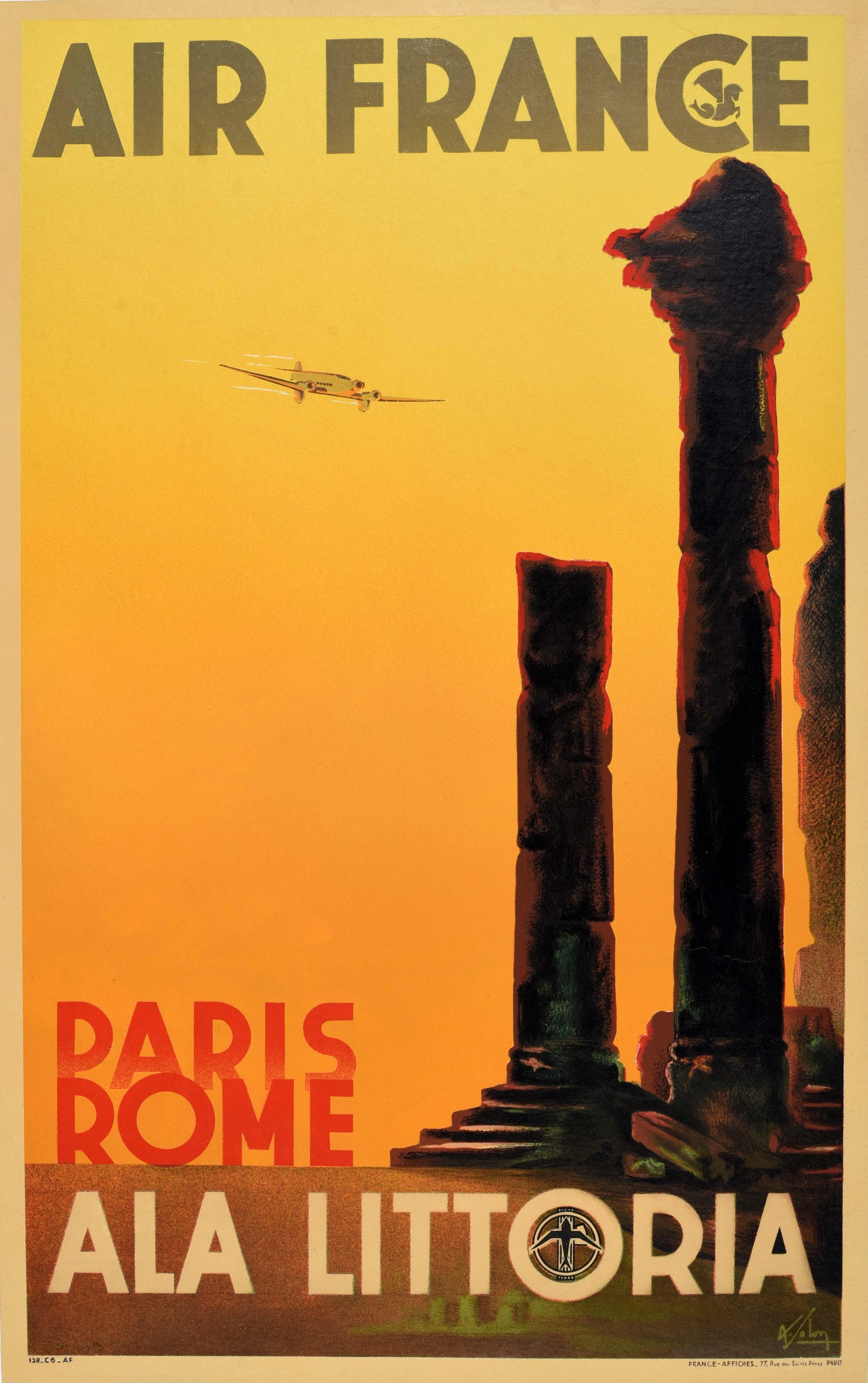 Original Vintage-Reiseplakat für Air France Paris Rom Ala Littoria mit einem atemberaubenden Design von Albert Solon (1897-1973), das antike Steinsäulen zeigt, die vor dem Hintergrund eines orangefarbenen Himmels emporragen, ein Flugzeug, das mit