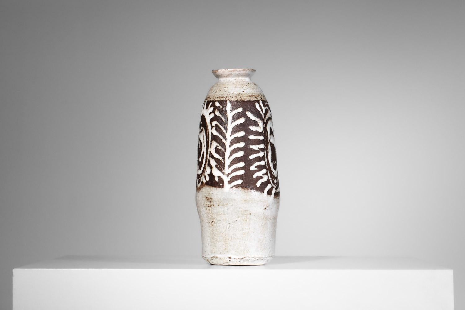 Vaso lungo francese degli anni '60 del ceramista Albert Thiry. Ceramica con decorazione vegetale, smalto bianco e marrone. In buone condizioni vintage, si noti una vecchia riparazione sulla parte superiore del vaso (vedi foto). Lievi tracce d'età e