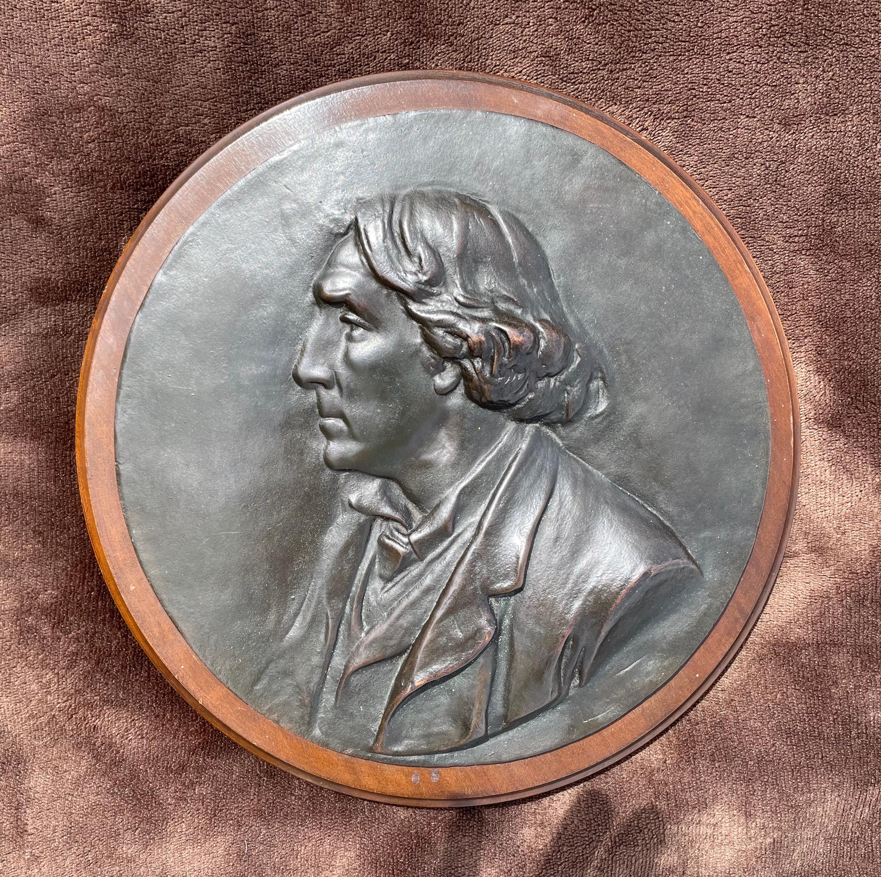 ALBERT TOFT
(1862-1949)

Reliefporträt von Sir Henry Irving

Undeutlich signiert l.r.: Albert Toft
Bronze, dunkelbraun patiniert, auf Holzsockel

Durchmesser 24,5 cm, 9 ¾ Zoll.
(Sockeldurchmesser 28 cm., 11 in.)

Dies ist das große von Tofts zwei