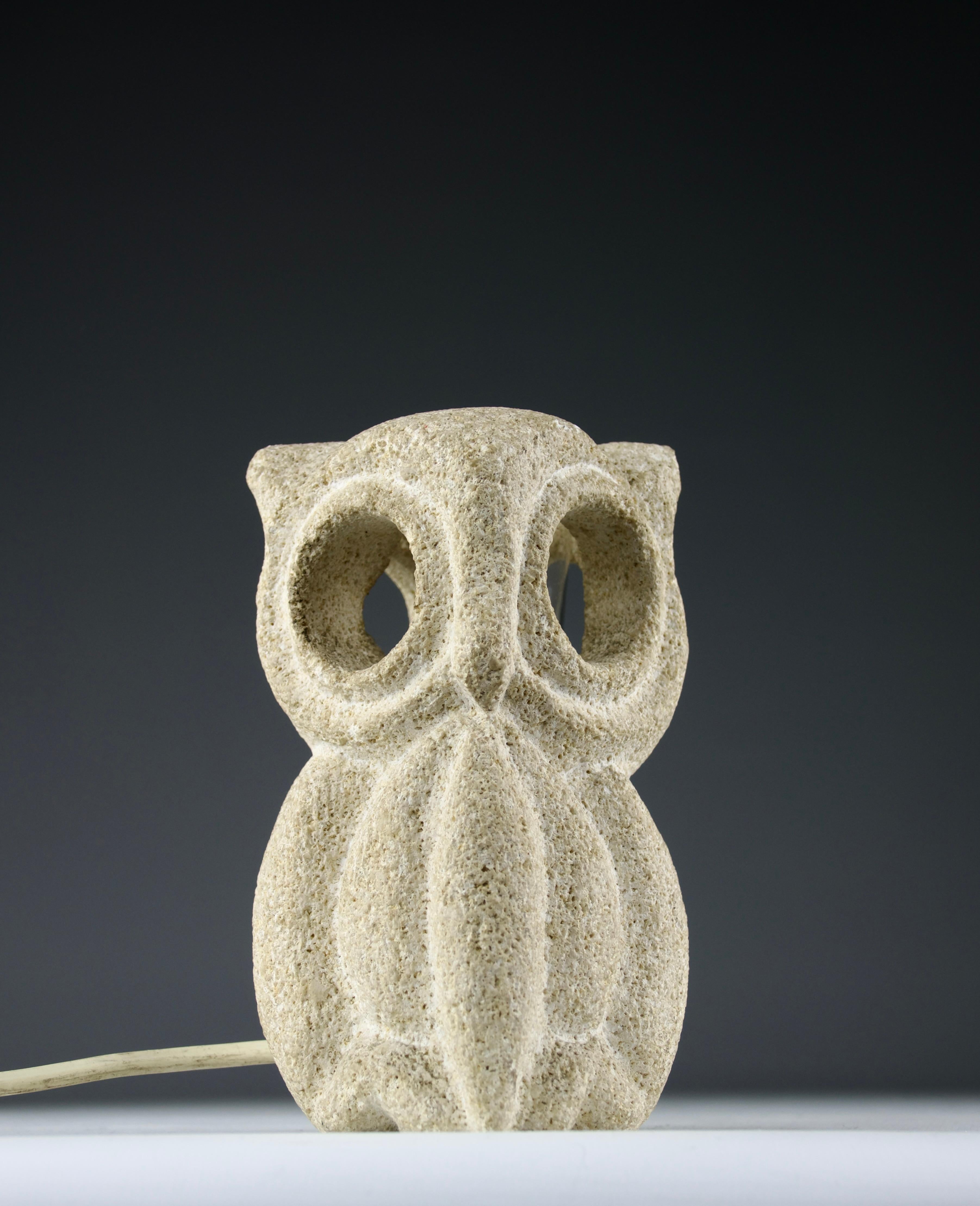 Beautiful hand carved Albert Tormos owl lamp, France, 1970s.

In very good condition.

Dimensions in cm ( H x D ) : 14.5 x 6.8

Secure shipping.