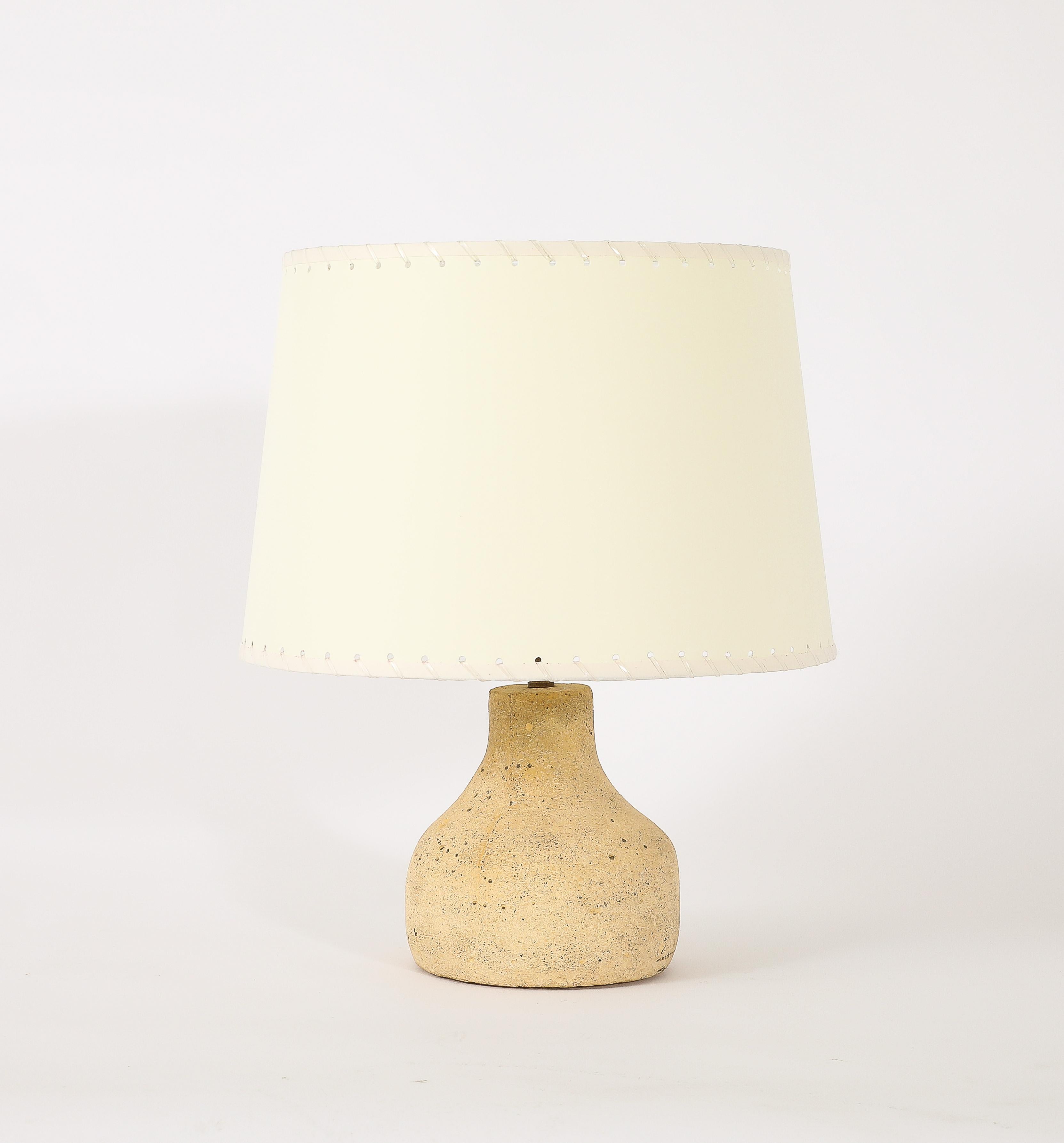 Aus massivem Sandstein geschnitzte Lampe von A Tormos. Nur Basis 9x6
