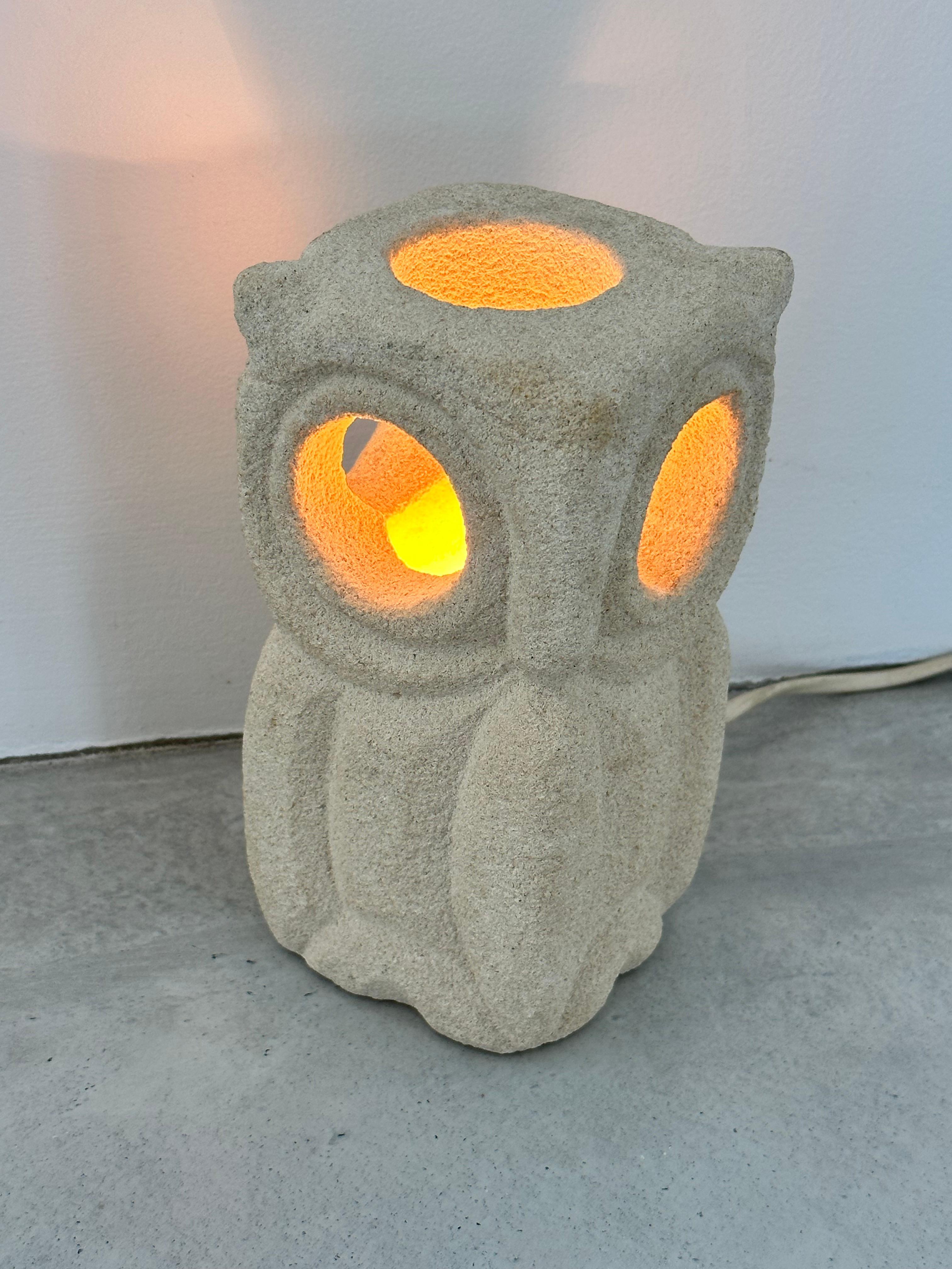 Albert TORMOS Eulenlampe aus massivem geschnitztem Kalkstein, Frankreich 1970er Jahre (Handgeschnitzt)