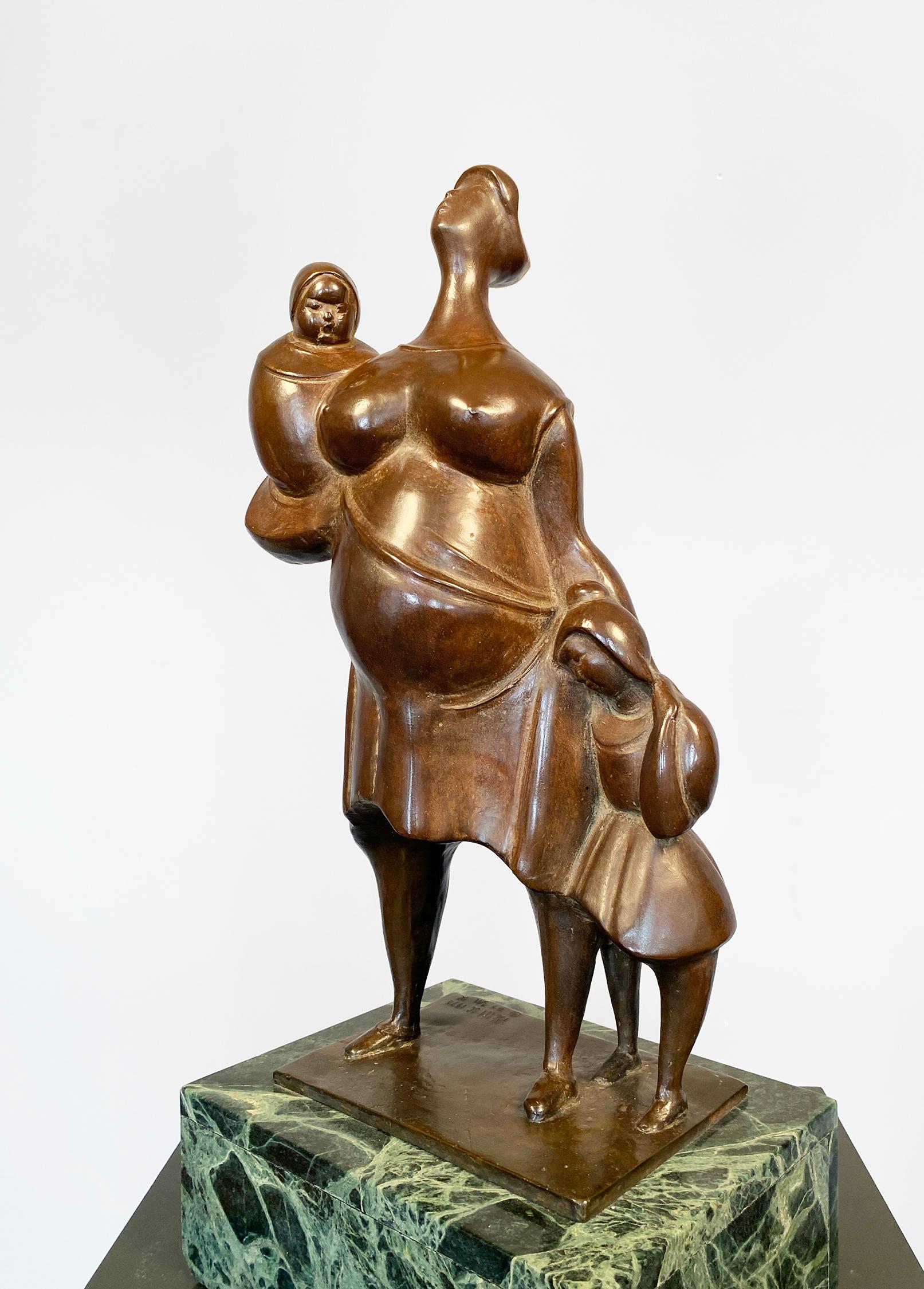 Jewell de la mère, Child & Child dans la main - Sculpture de Albert W. Wein