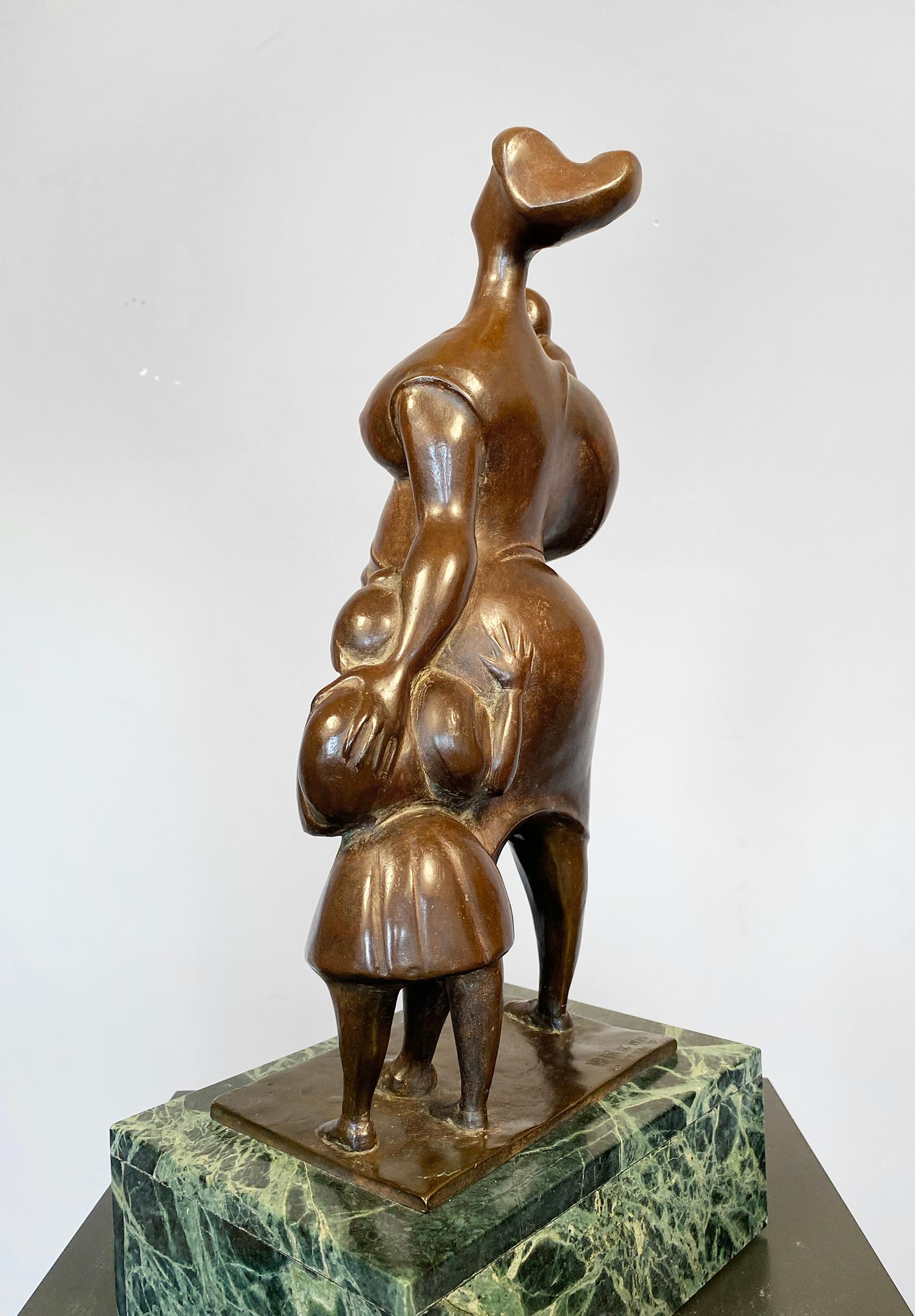Jewell de la mère, Child & Child dans la main - Art déco Sculpture par Albert W. Wein