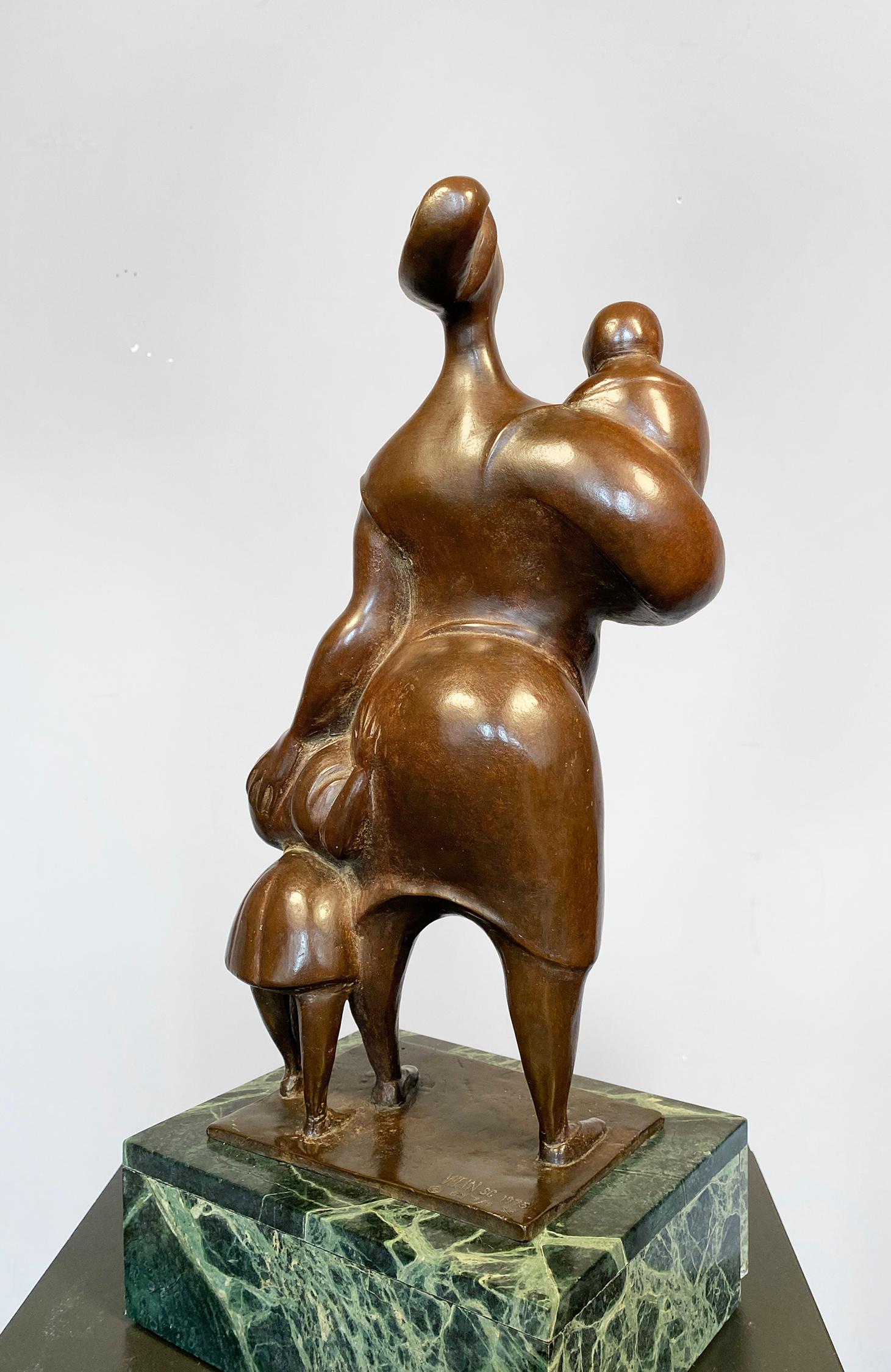 Jewell de la mère, Child & Child dans la main - Or Figurative Sculpture par Albert W. Wein