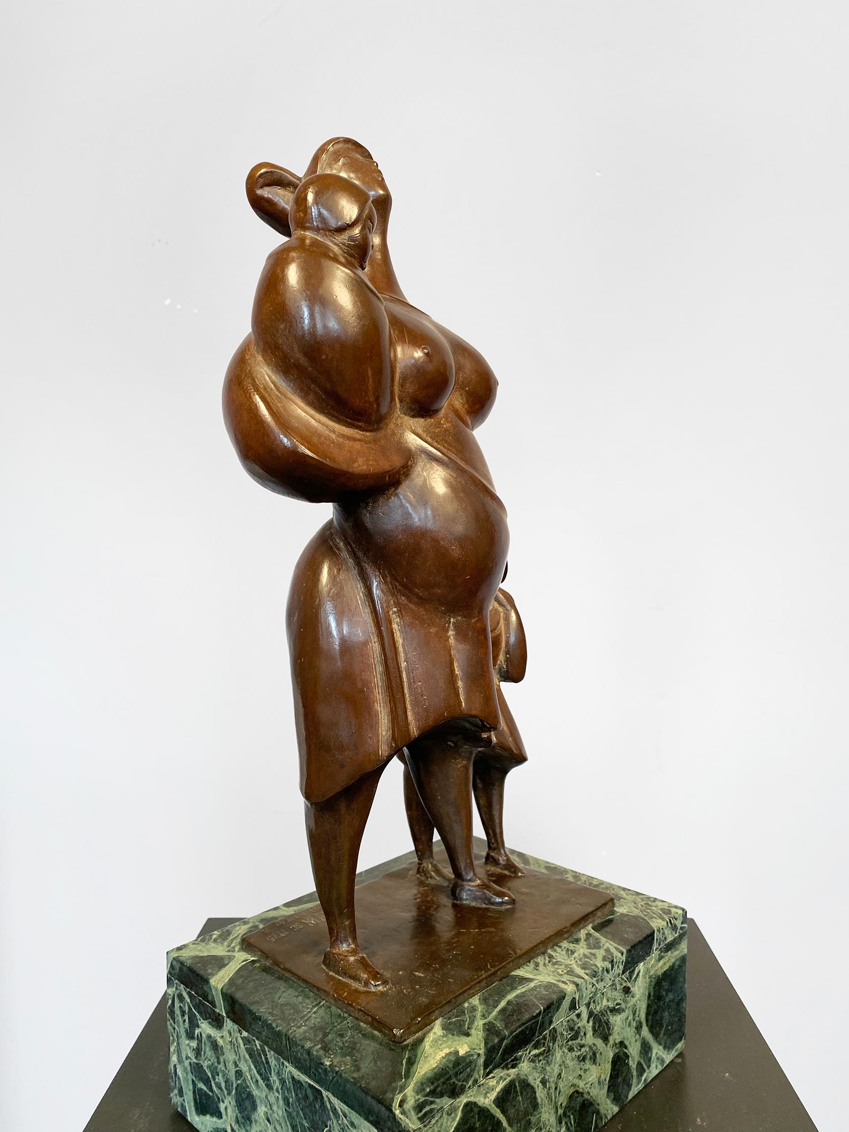 Cette œuvre stylisée de style Art déco est l'œuvre de l'un des plus grands sculpteurs américains.  Il s'agit d'une représentation merveilleuse et unique de la maternité. Plutôt qu'une mère berçant un seul enfant, nous voyons ici une mère avec ses