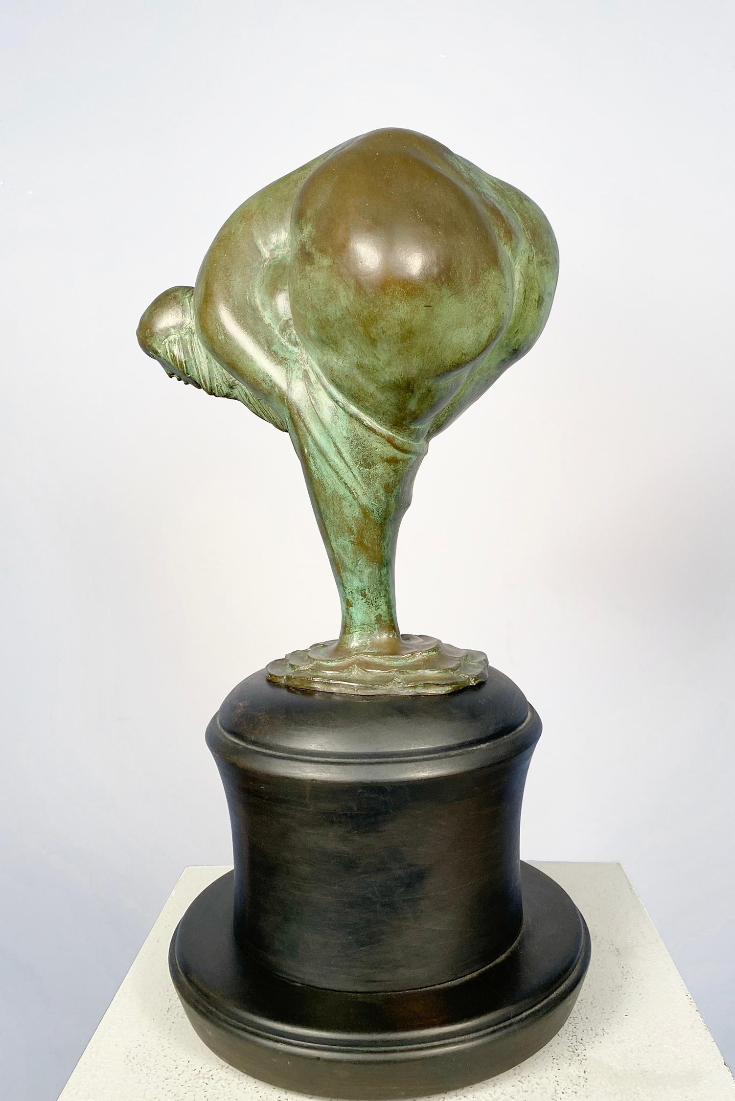 Mañana de septiembre, forma de flor femenina - Figurative Sculpture Oro de Albert W. Wein