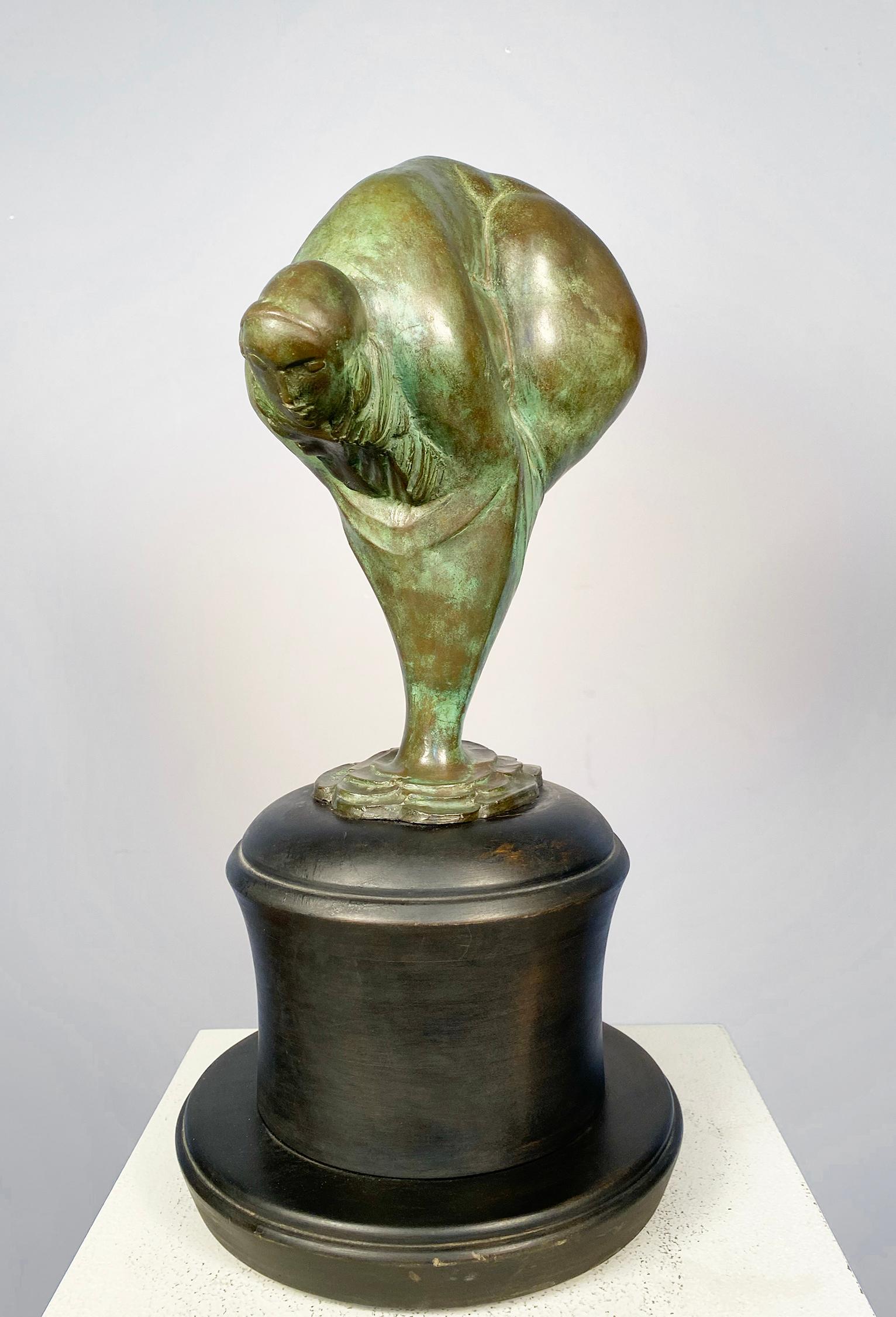 Figurative Sculpture de Albert W. Wein - Mañana de septiembre, forma de flor femenina