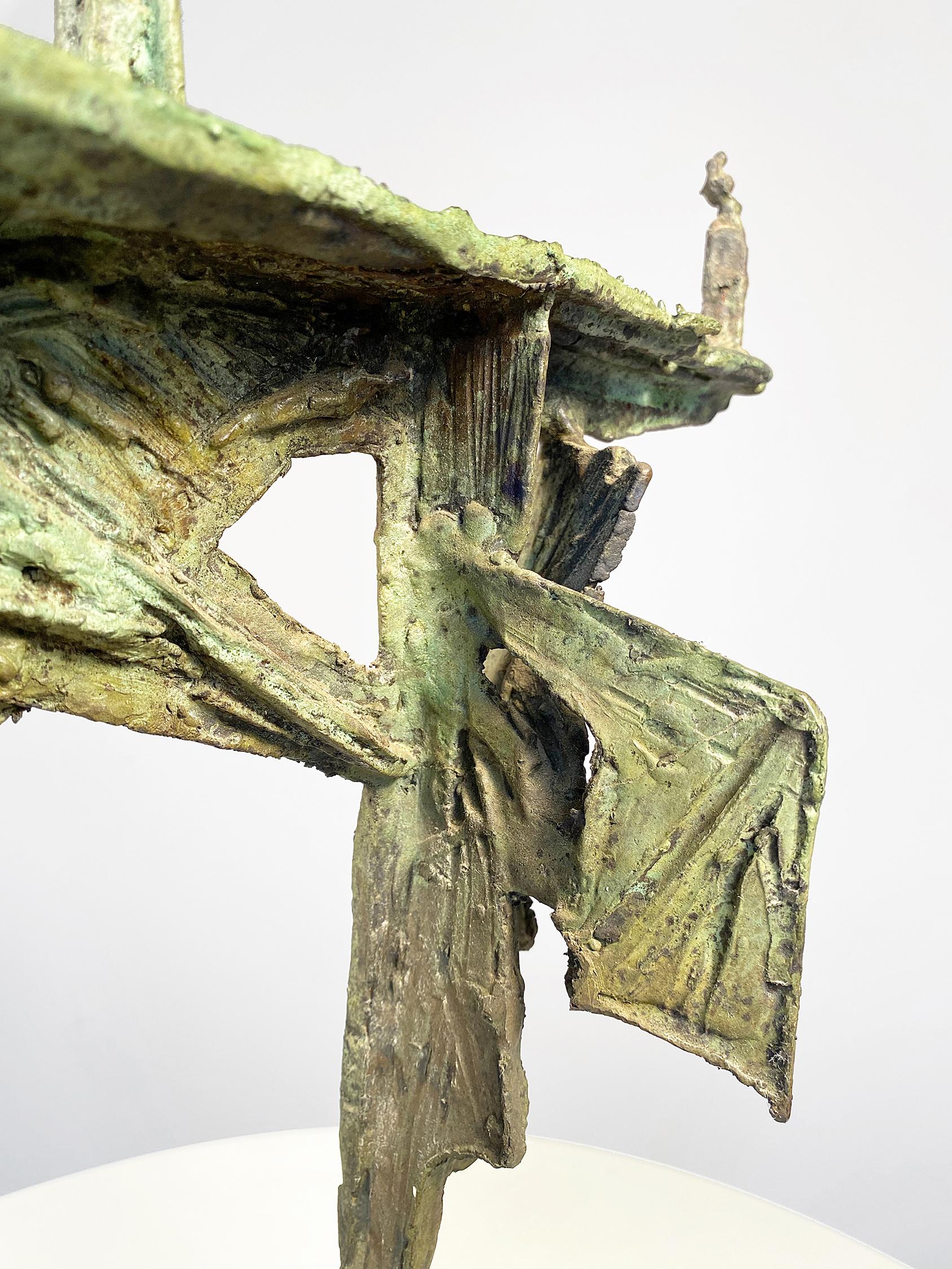 Das Besondere an dieser Skulptur ist die wunderbare Verschmelzung von Abstraktion und Inhalt und die strukturierte Herangehensweise an die Oberfläche der Bronze.  Auffallend ist auch die Form des Engels, die nicht weich und romantisch, sondern