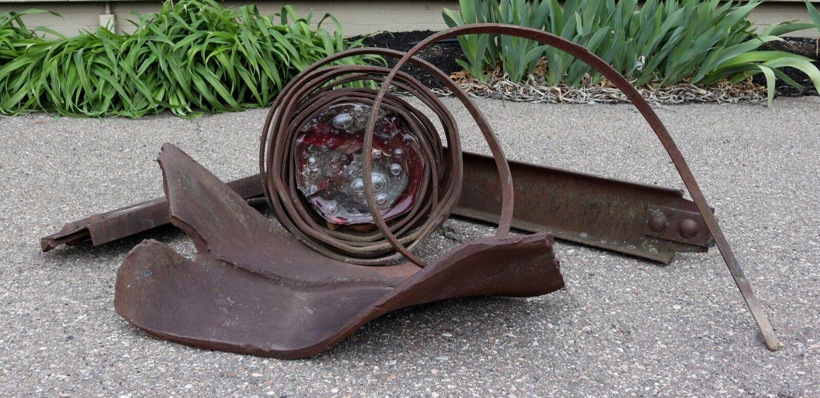 Nous vous proposons une sculpture contemporaine d'extérieur éclectique en métal et en verre de l'artiste de Detroit Albert Young (22 x 55 x 24). Albert Young gère un studio/école de verre indépendant depuis 1983 et est un membre essentiel de la