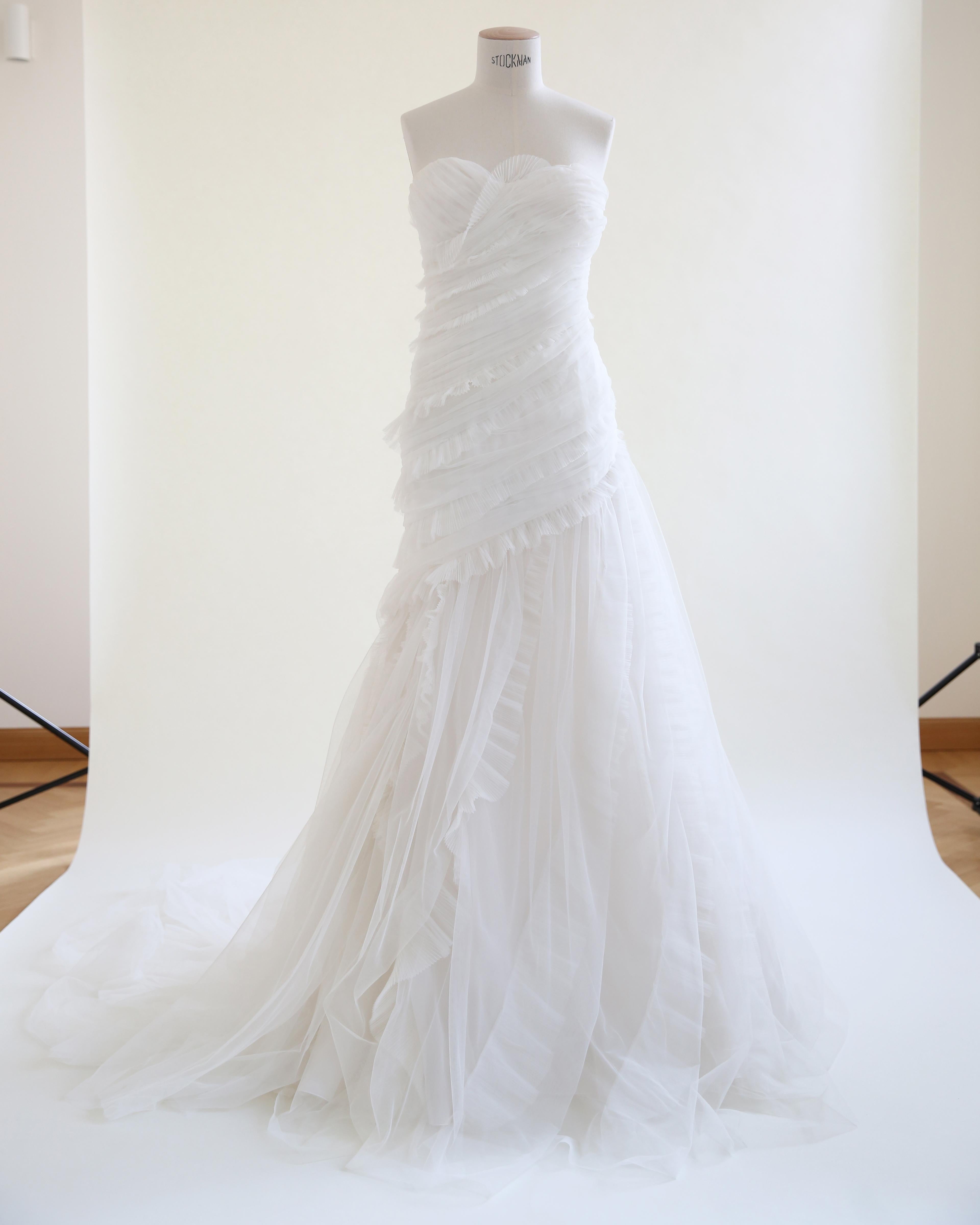 LOVE LALI VINTAGE

Alberta Ferretti Spring 2011 white strapless ruffled wedding gown. 
This is an absolutely dream worthy dress in layers of ruffled tulle. It was particularly hard to photograph as the dress has a long train that didn't properly fit
