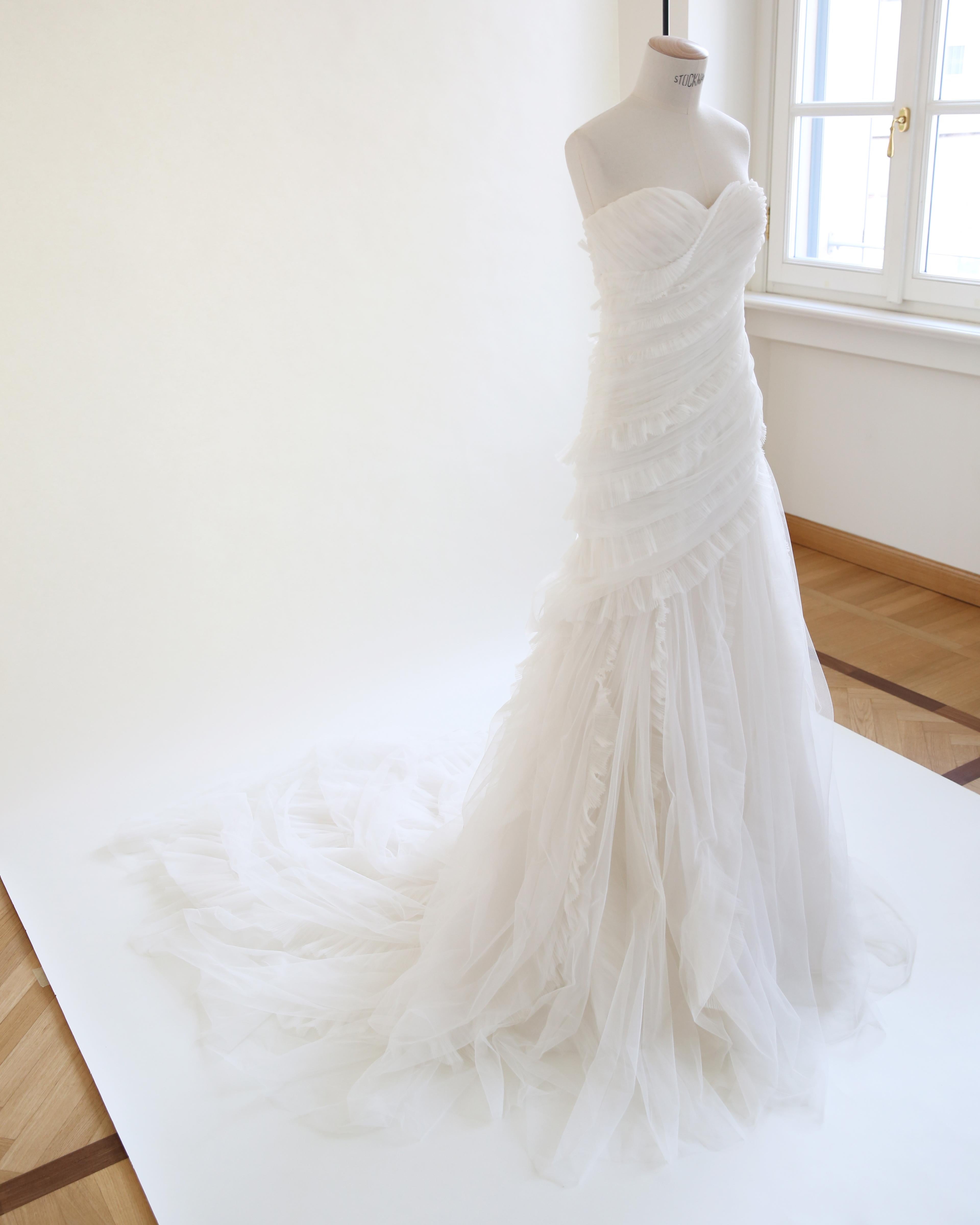 Alberta Ferretti 2011 strapless ivory white ruffled tulle wedding gown dress XS In Excellent Condition In Milano, Lombardia
