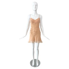 Vestidito lencero de seda de ALBERTA FERRETTI, estilo vintage de los 90, con bordado floral en color melocotón y pedrería