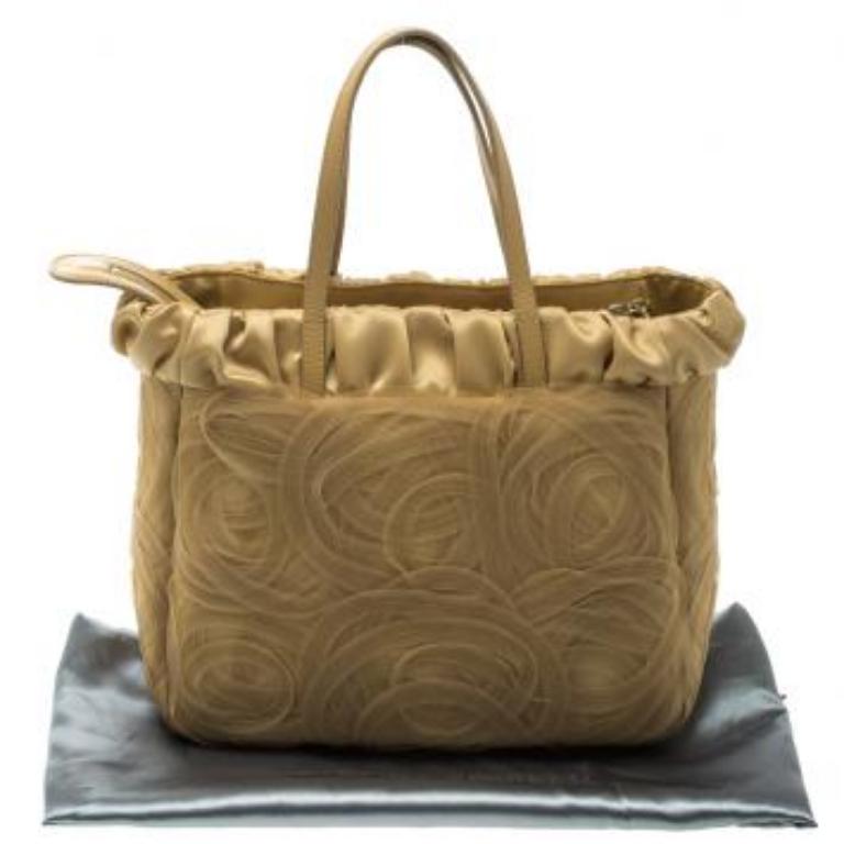 Fourre-tout en filet et satin beige d'Alberta Ferretti en vente 5