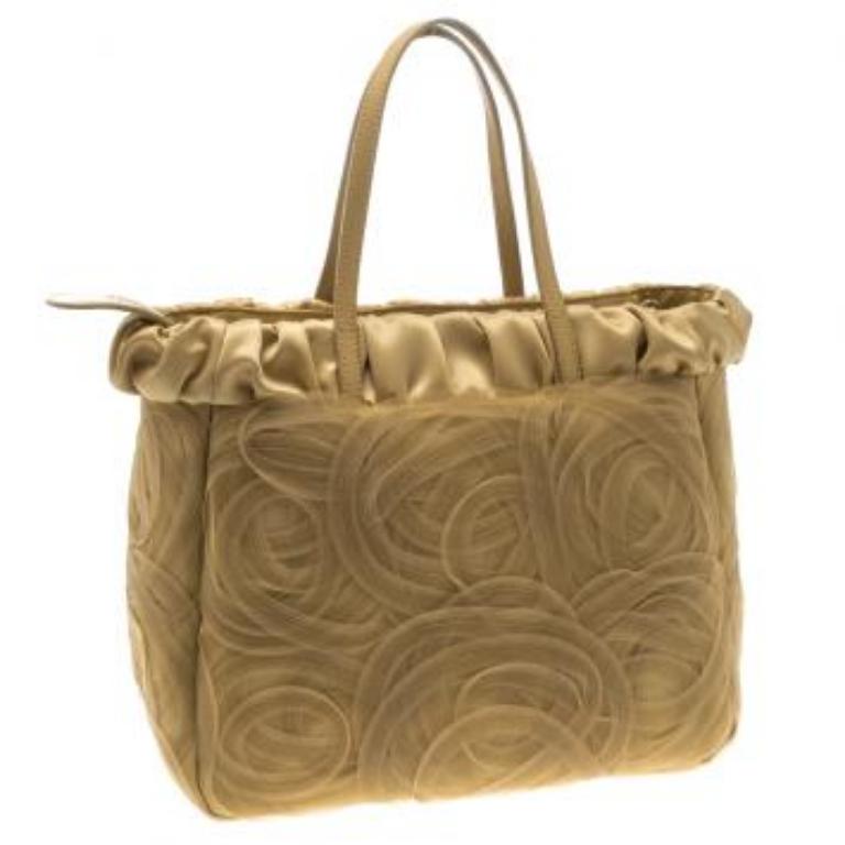 Ce sac élégant d'Alberta Ferretti est tout simplement magnifique. Il est orné d'un filet beige complexe et d'un motif de sation. Ce sac fera tourner les têtes lorsque vous le porterez. Ce fourre-tout 