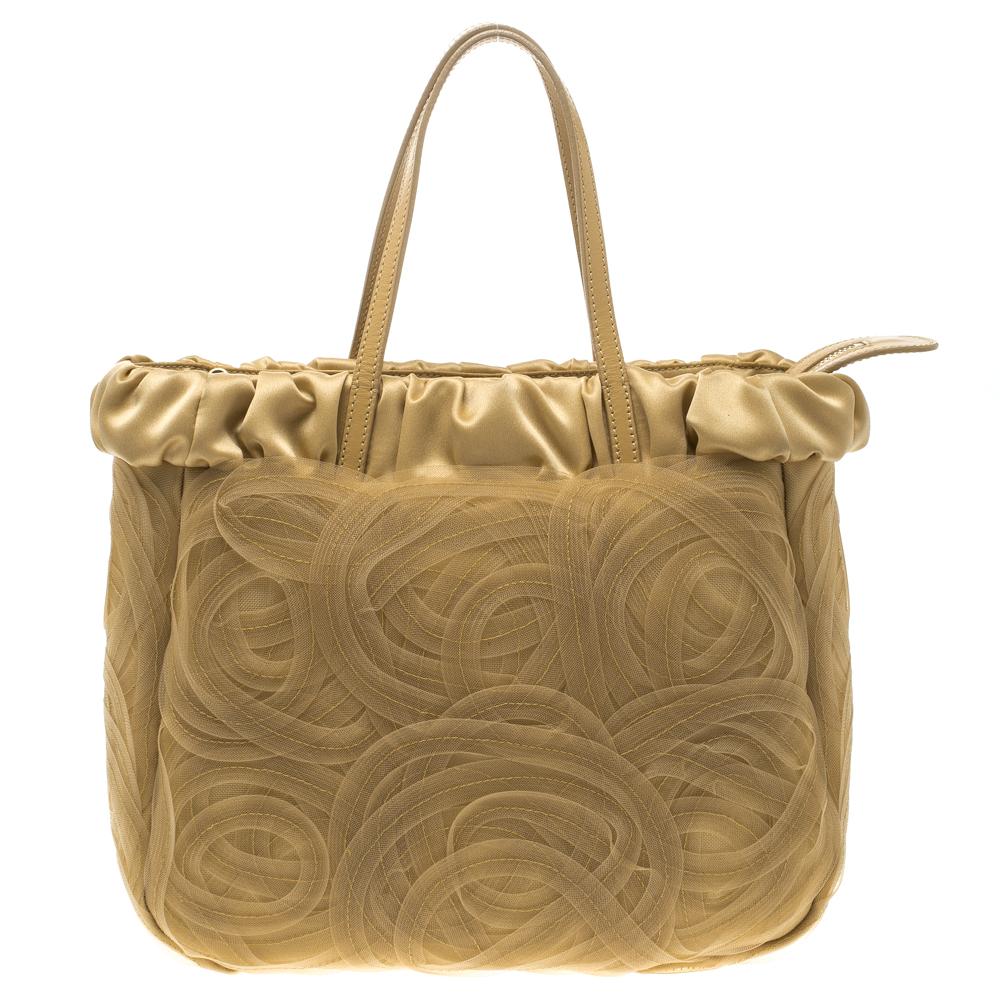 This stylish bag from Alberta Ferretti is simply stunning. It features a intricate beige net and sation design.This bag will turn heads towards you as you carry it. This 'large' size tote is just perfect for holding your cards, cash, phone, lipstick