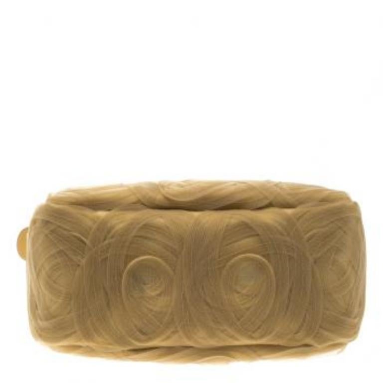 Fourre-tout en filet et satin beige d'Alberta Ferretti Bon état - En vente à Dubai, Al Qouz 2