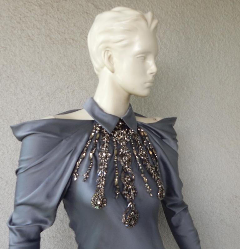 Alberta Ferretti blau-graues Seiden-Charmeuse-Kleid mit kalten Schultern und einem mit Juwelen verzierten Mieder. Das Kleid ist schräg geschnitten und mit Juwelen verziert, die den Stil des Dekos unterstreichen.  Dieses moderne Ferretti-Kleid ist