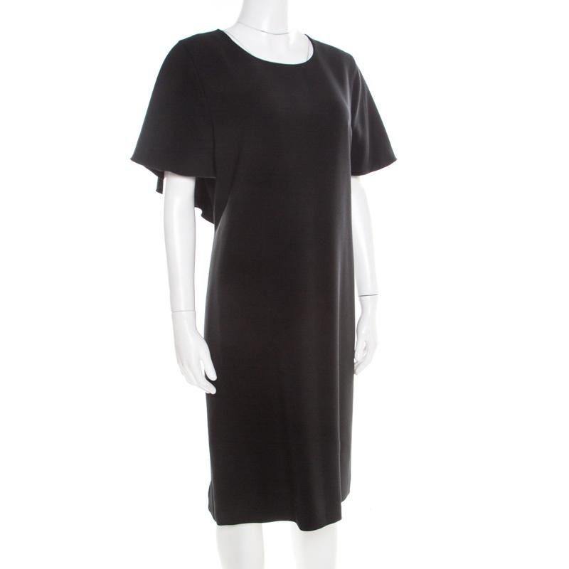 The lovely shift dress by Alberta Ferretti is the perfect pick for a formal event. Made from a fine blend of fabrics, this black dress is composed of draped sleeves that neatly fall in folds at the back. Gorgeously designed, this piece will