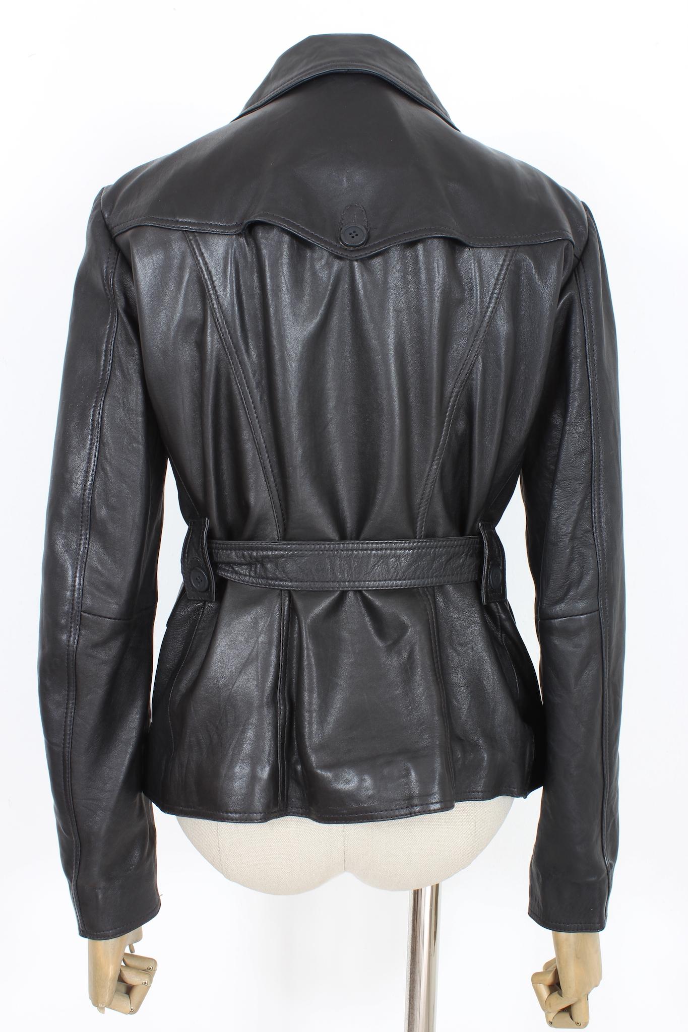 Beautiful vintage 90s leather chiodo jacket by the designer Alberta Ferretti. Black colour, two-way zip closure, side and chest pockets, adjustable waist belt. 100% sheepskin fabric, internally lined in cotton. Made in Italy.

Size: 44 It 10 Us 12