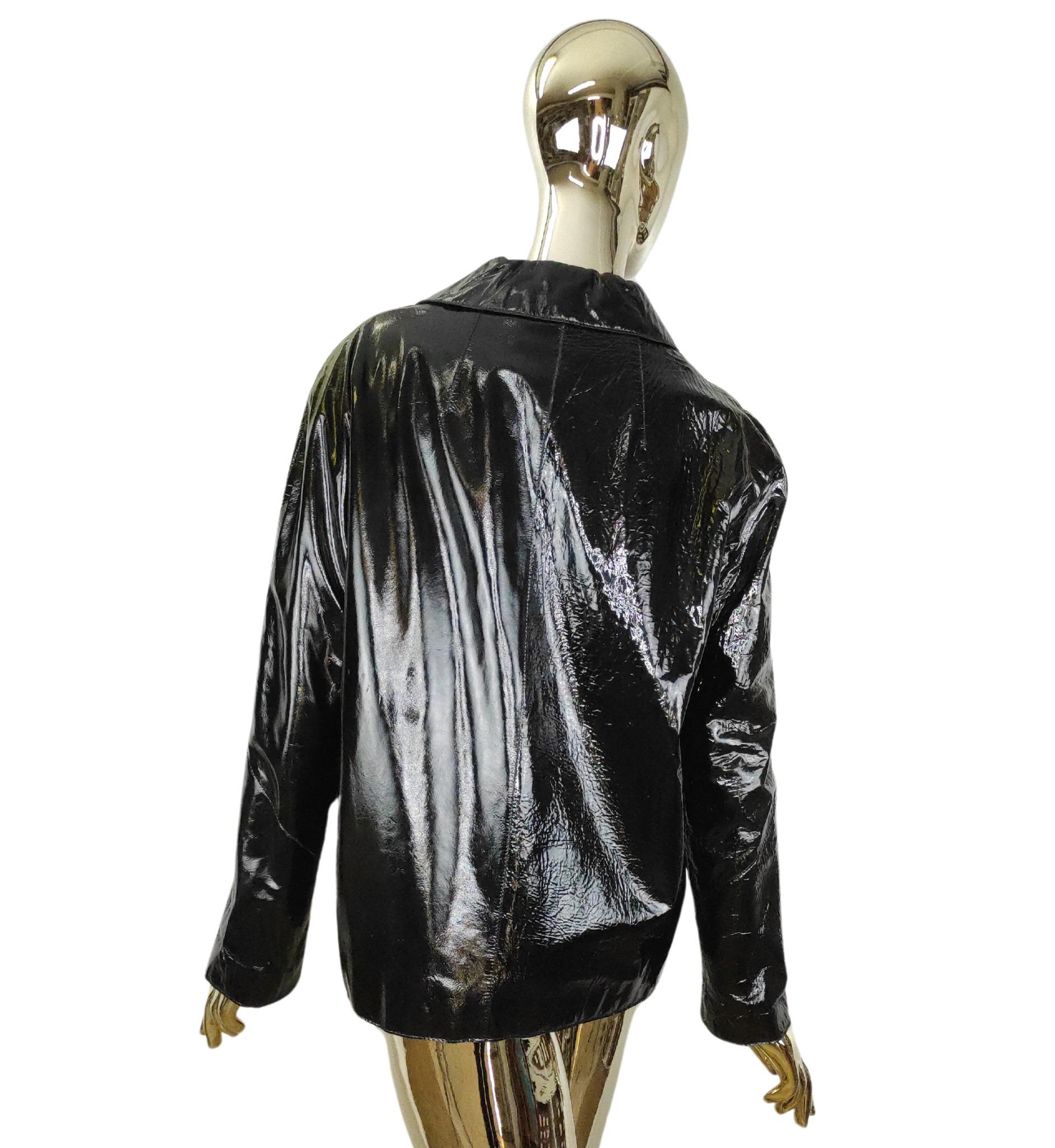 Alberta Ferretti black jacket
Shiny patent leather
Lined
Button closure

Marked size 44 IT
Measurements:
shoulders 43 cm - 17 in
bust 109 cm - 43 in
waist 111.5 cm - 44 in
hips 109 cm - 43 in
length 64.5 cm - 25 in
 
Good condition
Signs of use and