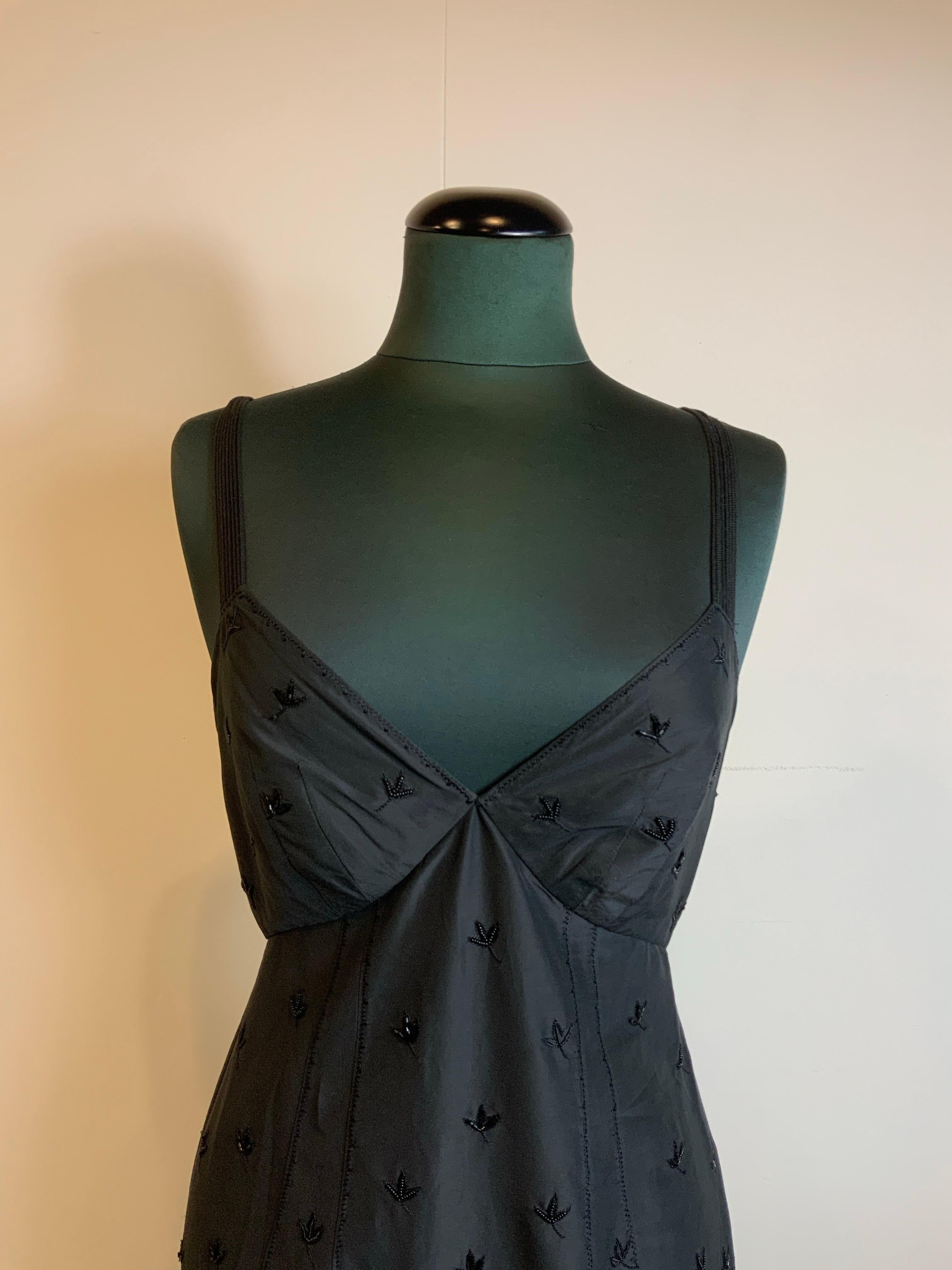 Robe d'été Alberta Ferretti.
Fabriqué en coton et polyester.
Détails floraux en paillettes.
Taille italienne 42.
Buste 42 cm
Taille 32cm
Longueur 110 cm
Excellent état général, présente des signes d'utilisation normale.
La partie brodée présente