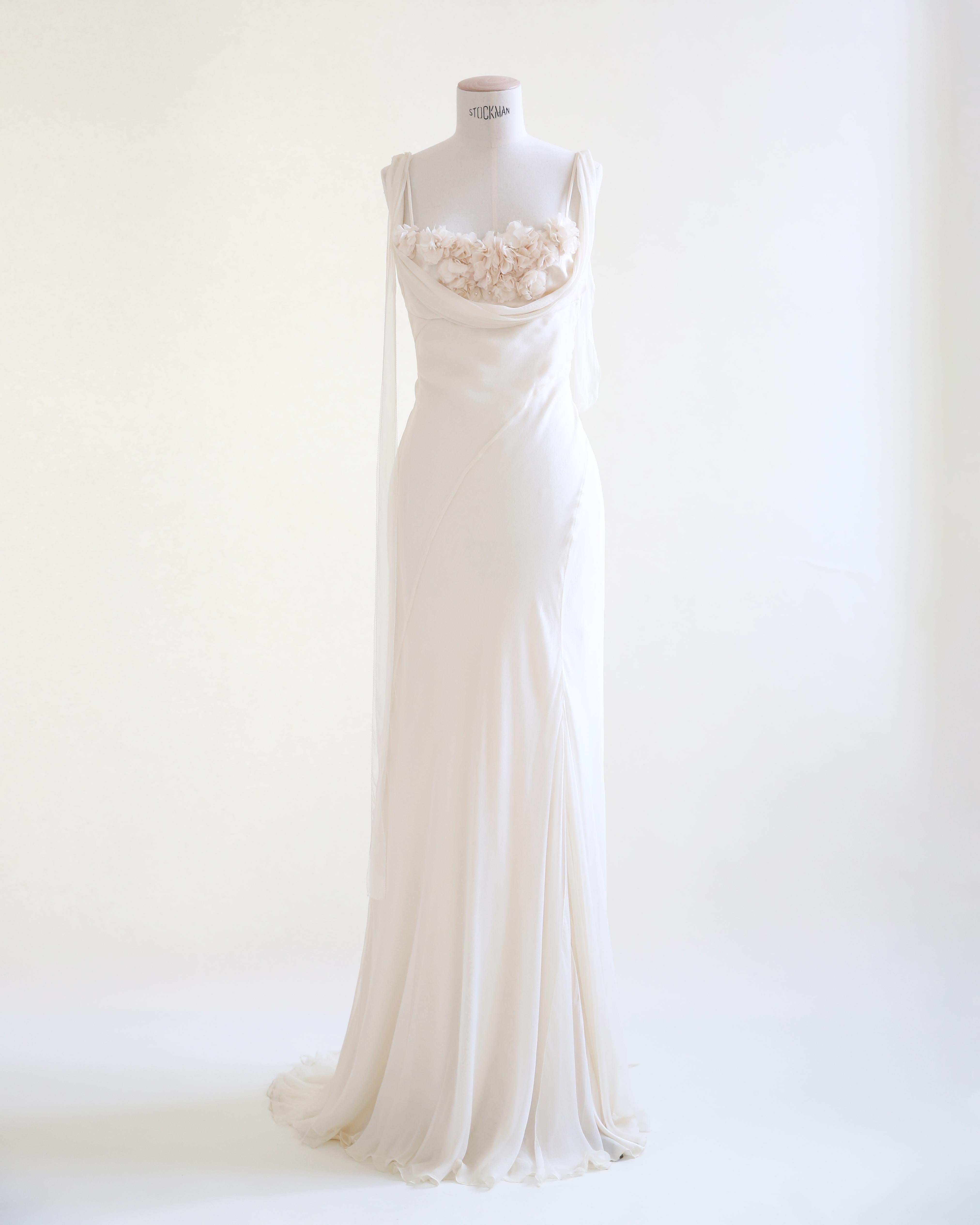LOVE LALI VINTAGE

Das schönste Hochzeitskleid in Creme von Alberta Ferretti. Es ist ein unglaublich romantisches Kleid mit einer wundervollen, ätherischen Ausstrahlung. Es besteht aus vier Lagen, die sich aus dem Futter, einer schweren