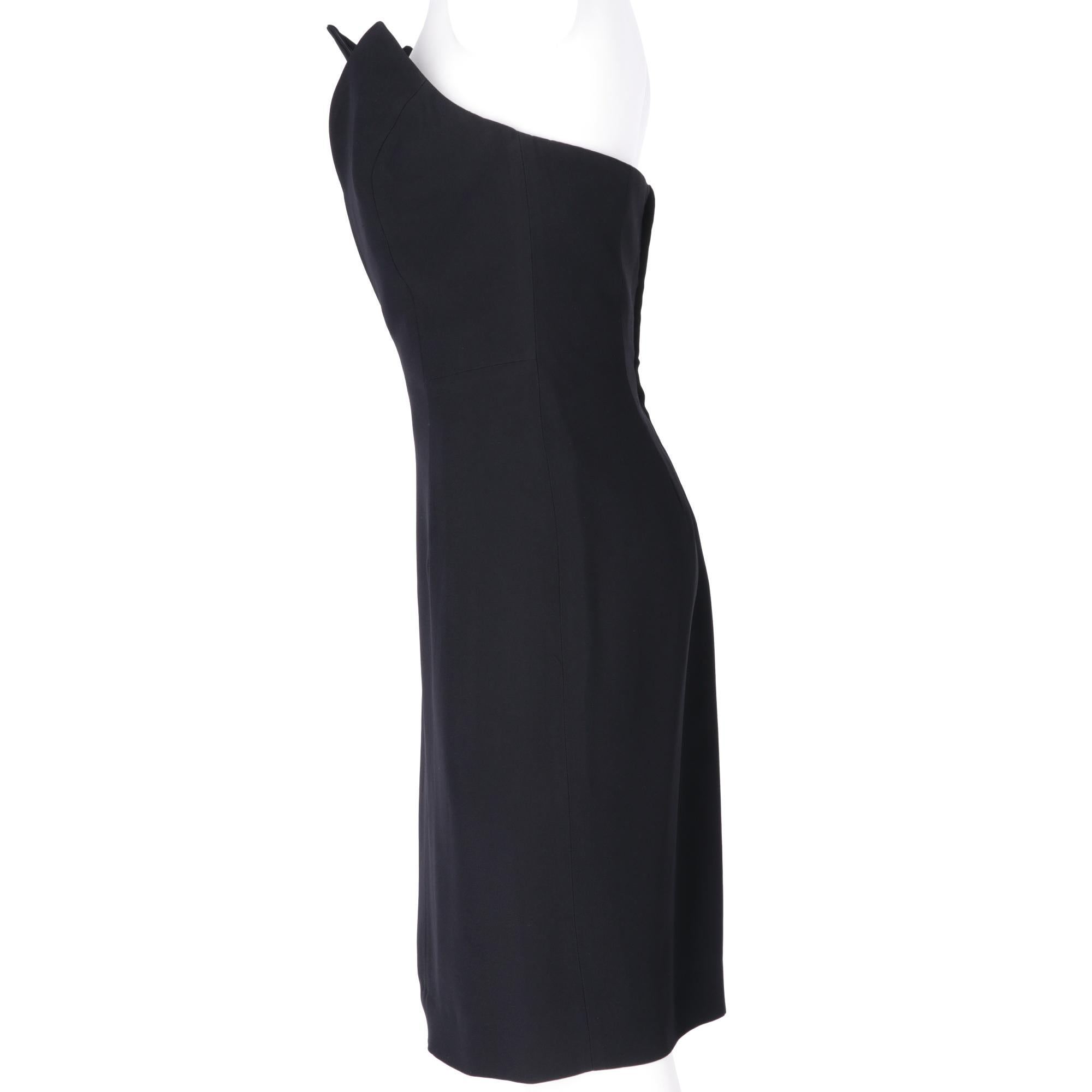 Elegand and refined Alberta Ferretti black evening sleeveless sheath dress, with a floral-shaped top and back zip fastening. Lined in black fabric. Slim fit.

SIZE: 46 IT

Made in Italy

Linear measures

Height: 85 cm 
Bust: 43 cm
Waist: 35 cm
