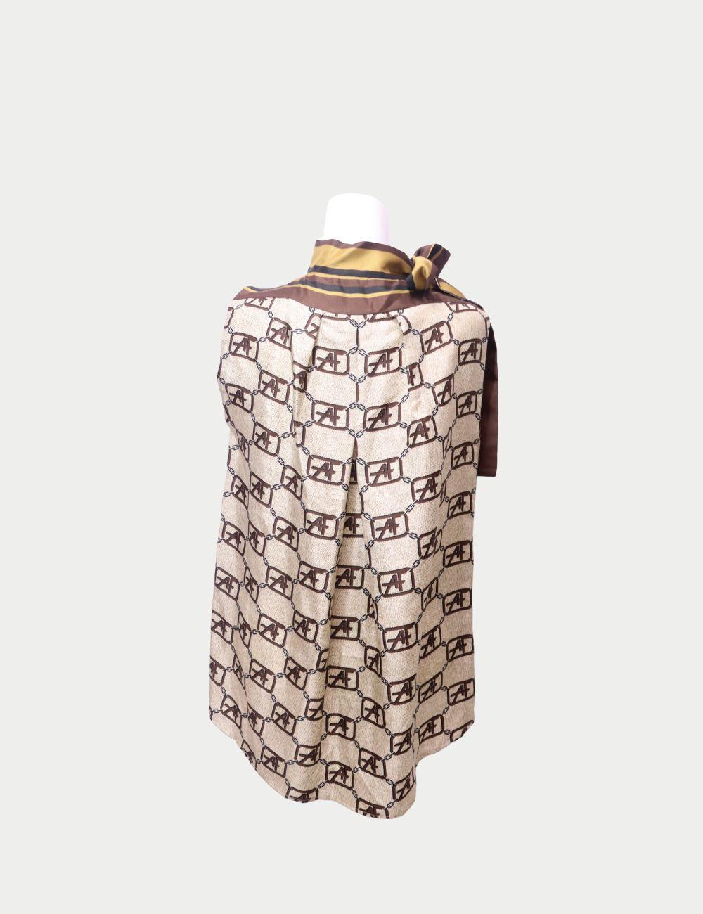 Alberta Ferretti Vintage Seide ärmellose Bluse mit Fliege Ausschnitt

Diese zeitlose Seidenbluse im Vintage-Stil von Alberta Ferretti verleiht Ihrer Garderobe den letzten Schliff und besticht durch die für die Marke typische Eleganz. Diese Bluse mit