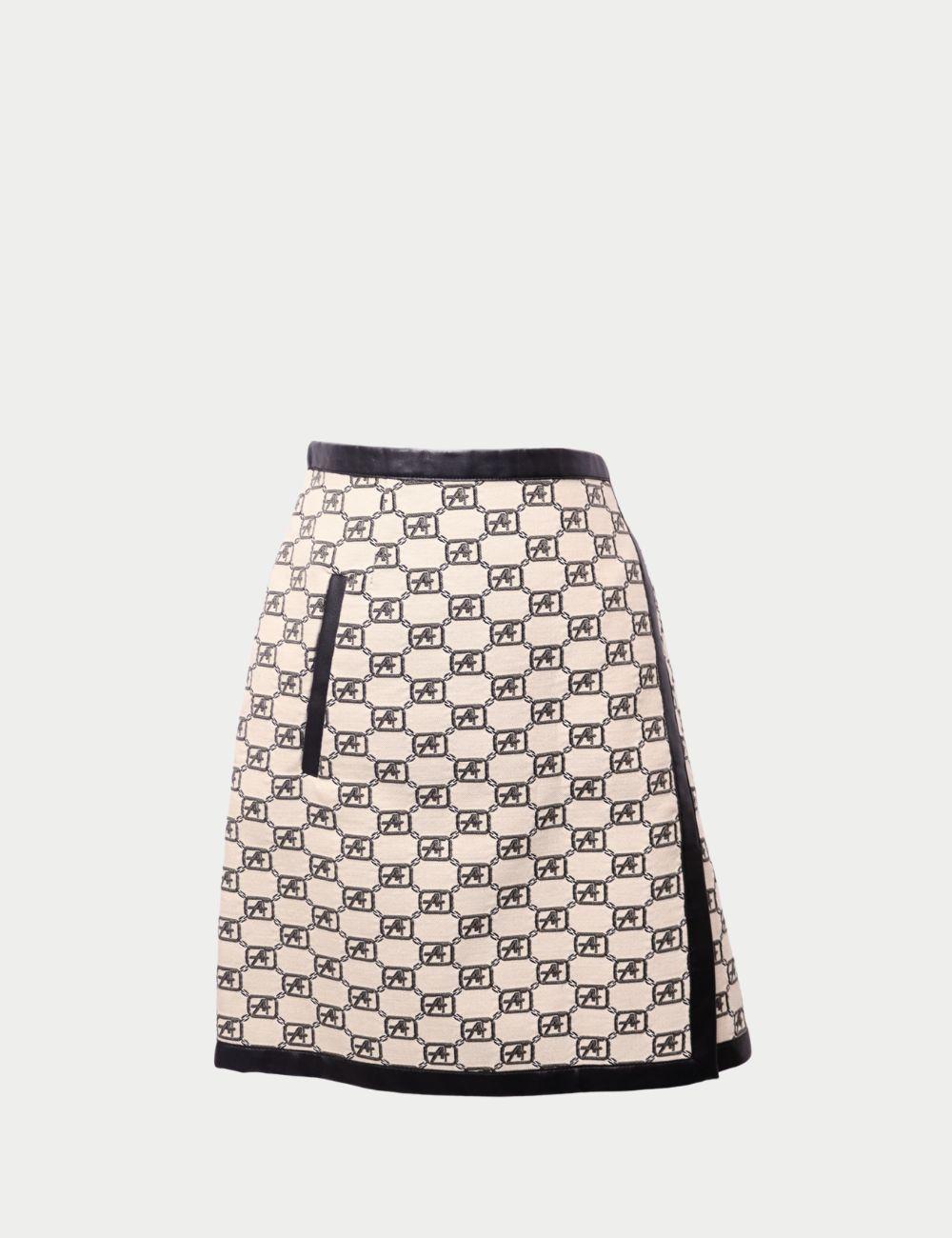 Alberta Ferretti Mini gonna Monogram vintage con finiture in pelle

Sfrutta l'eleganza italiana senza tempo con questa minigonna Monogram vintage di Alberta Ferretti, una rarità per i collezionisti di moda di lusso. Realizzata in una base color