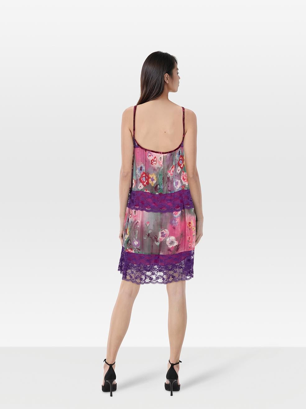 El ESTADO es Muy bueno. Apenas se aprecia desgaste en el vestido de esta prenda de segunda mano de la diseñadora Alberta Ferretti.
 
 
 
 Detalles
 
 
 Multicolor- rosa, morado
 
 Seda
 
 Vestido
 
 Hasta la rodilla
 
 Sin mangas
 
 Estampado