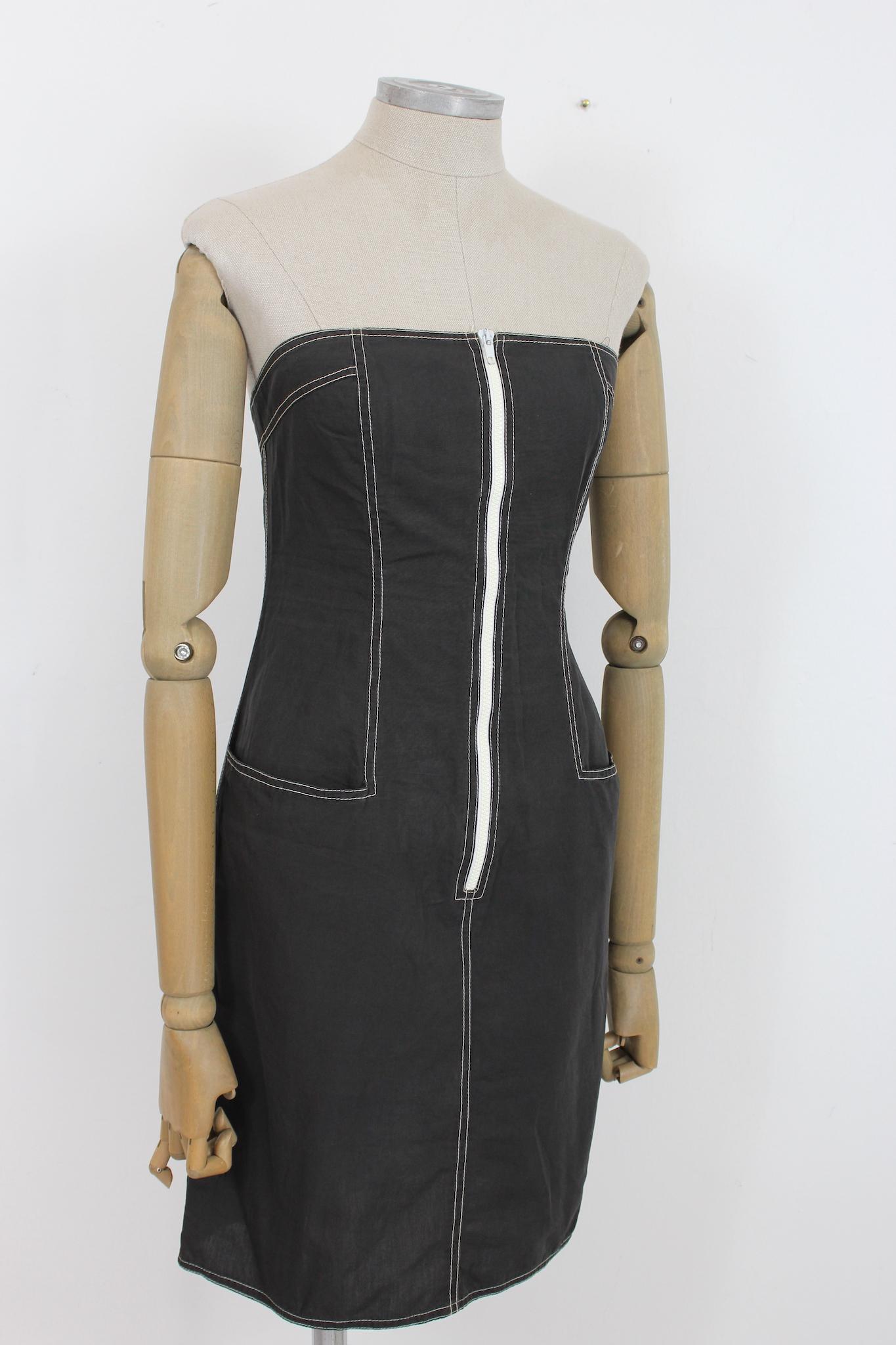 Alberta Ferretti 90er Jahre Vintage Schulterfreies Kleid. Kurzes Kleid mit herzförmigem Ausschnitt, grau mit weißen Nähten. Reißverschluss auf der Brust, auf dem Rücken ein kleiner Gummizug. 100% Baumwollgewebe. Hergestellt in Italien.

Größe: 44 It