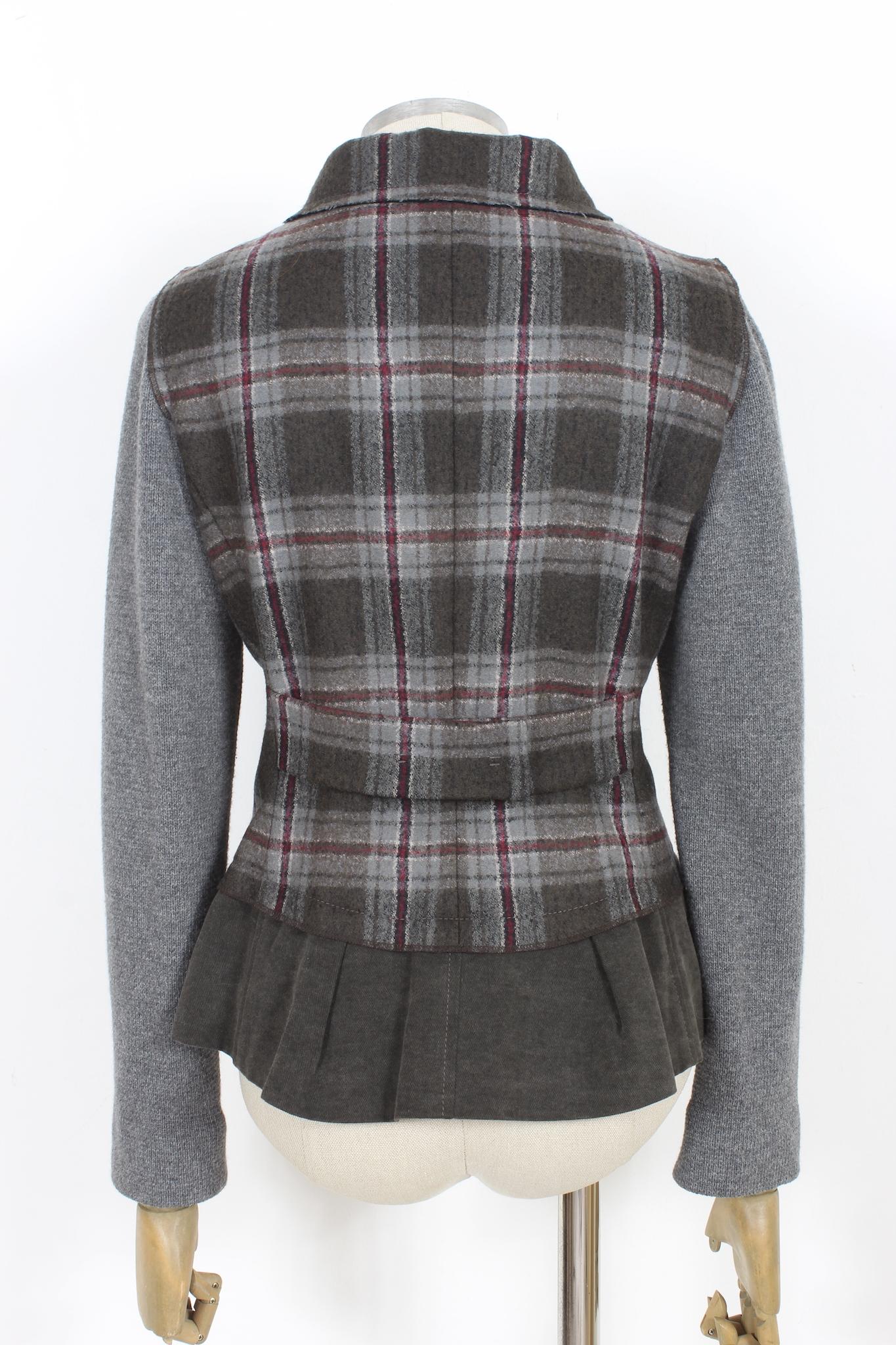Alberta Ferretti 2000s short jacket. Coat model with checked pattern, gray and red. The sleeves are in jersey, the final part of the jacket in velvet. Clip button closure. 100% wool fabric. Made in italy.

Size: 42 It 8 Us 10 Uk

Shoulder:
