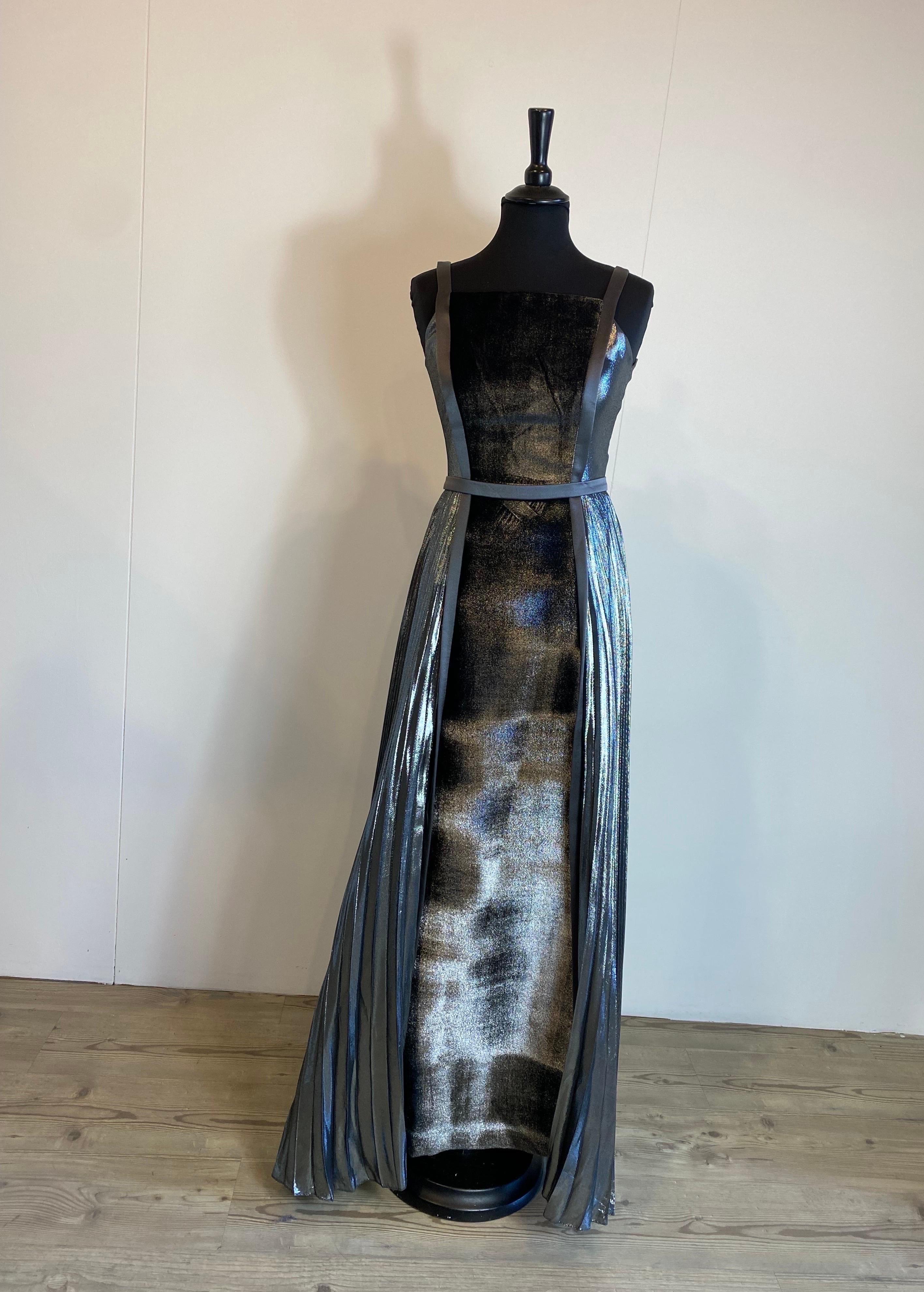 Alberta Ferretti Gown. 
Limited edition.
Composition and size label missing.
We think it's a velvet blend with silk and lurex details.
It features an organza petticoat (it has cuts which are not visible from the outside) and one in fabric.
Side zip