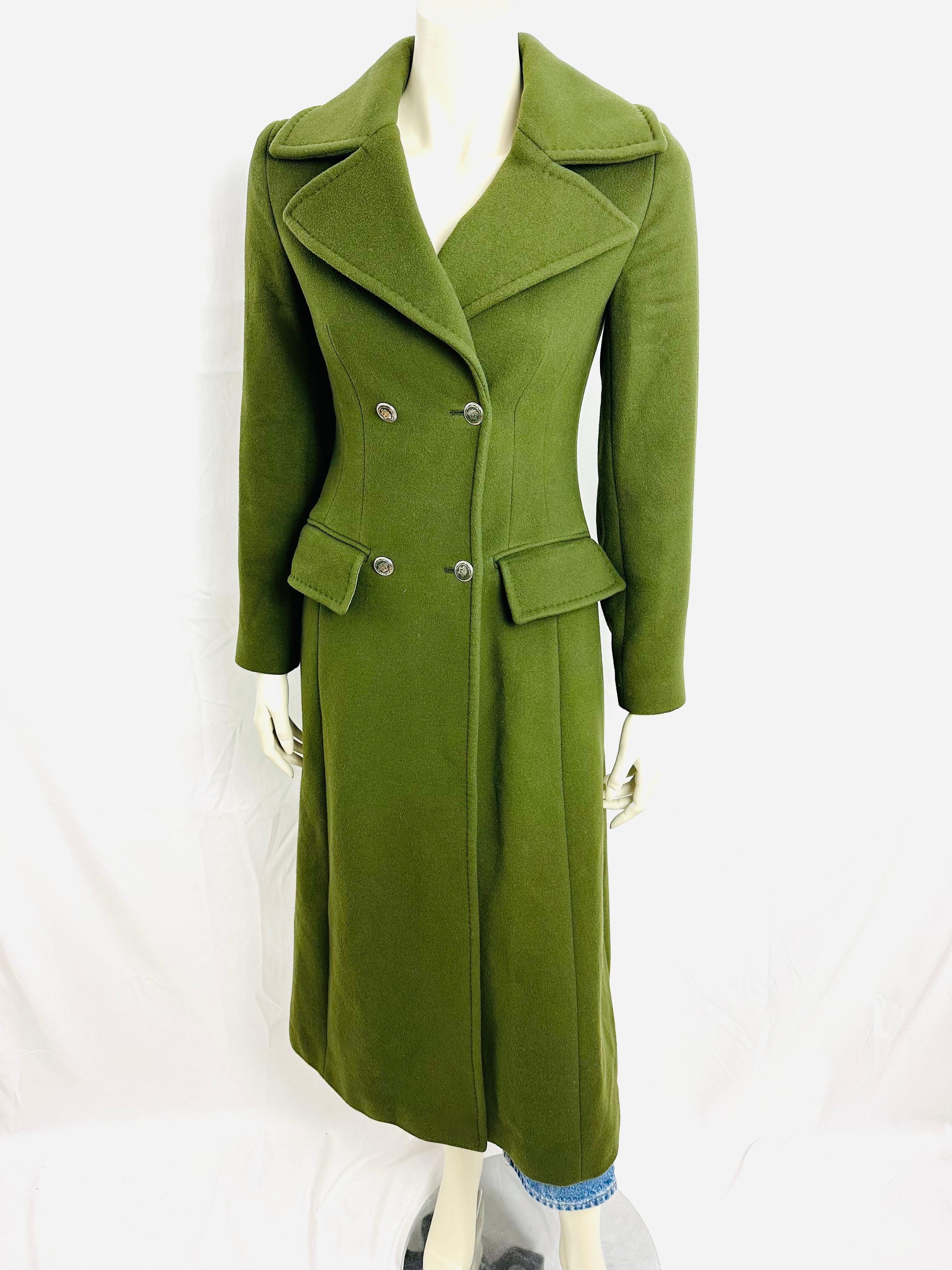 Khaki green wool coat Alberta Ferretti
Very long and fitted with
collars with pointed lapels, double-breasted buttoning
2 large flap pockets
Narrow sleeves with buttoned cuffs.
Slit at back of coat
Fully lined with brown viscose fabric.
Size 36,
