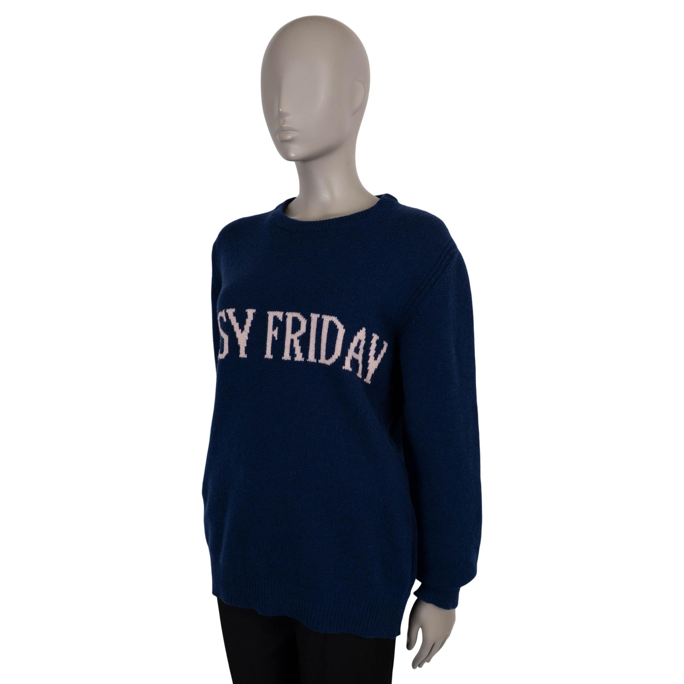 Dieser 100% authentische Alberta Ferretti Easy Friday Pullover ist aus einer luxuriösen, dunkelblauen Strickmischung aus Wolle (70%) und Kaschmir (30%) gefertigt und trägt auf der Vorderseite eine Intarsie mit dem Schriftzug 