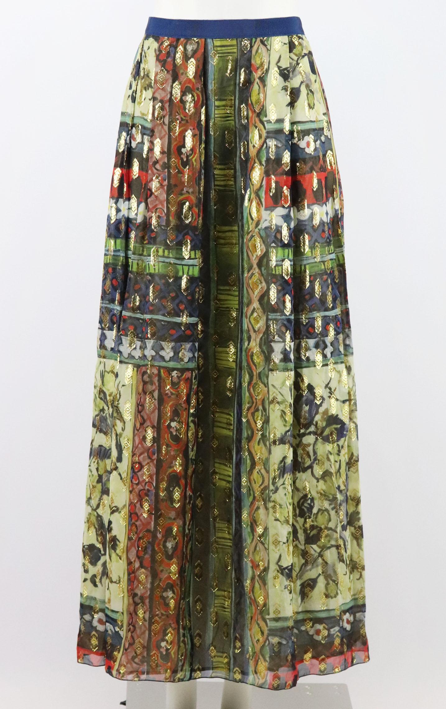 Questa maxi gonna plissettata di Alberta Ferretti è stata realizzata per un look audace e boho-luxe. È tagliata in leggero chiffon di seta, stampata con un disegno geometrico e rifinita con dettagli dorati.
Chiffon di seta multicolore.
Chiusura con