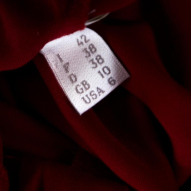 La sastrería magistral y el diseño puro caracterizan este conjunto de la casa Alberta Ferretti. Mezcla y combina este vestido rojo para crear un conjunto nuevo cada vez. Un delicado equilibrio de comodidad y estilo, este conjunto de mezcla de rayón