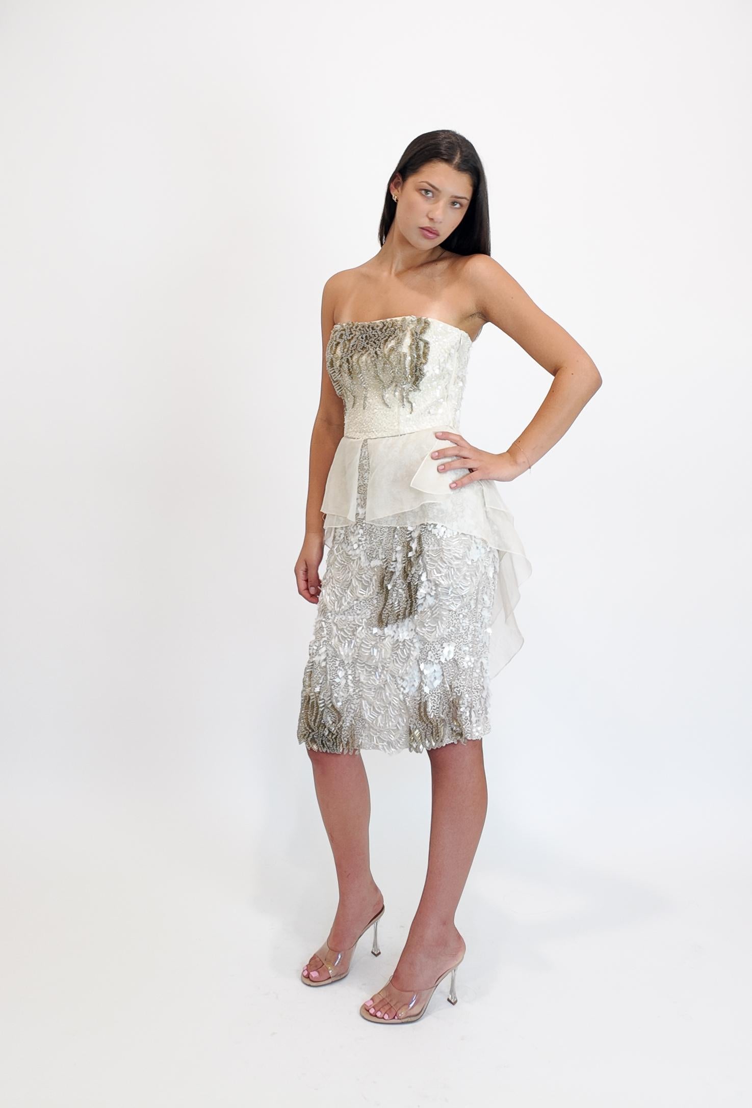 Alberta Ferretti S/S 2013 Vestido Peplum de Cóctel Blanco con Cuentas en Excelente estado para la venta en Los Angeles, CA