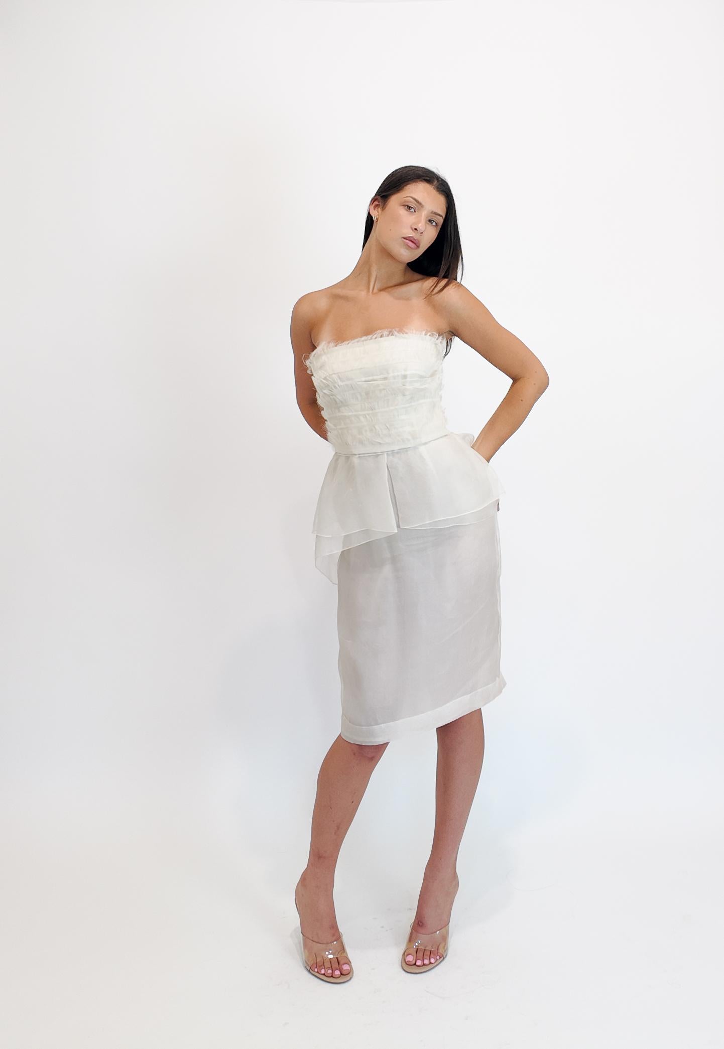 Dieses Alberta Ferretti S/S 2013 Cocktailkleid zeichnet sich durch ein raffiniertes trägerloses Design mit einem zarten Schößchendetail aus, das die Taille betont. Es ist aus luxuriöser weißer Seide gefertigt und fällt auf eine schmeichelhafte