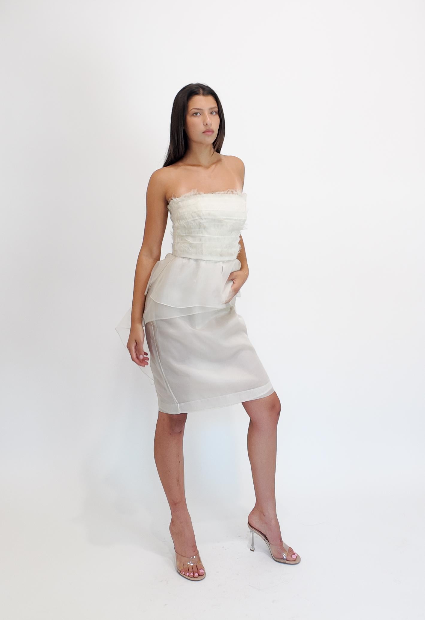 Alberta Ferretti S/S 2013 Weißes Cocktail-Schößchenkleid aus Seide im Zustand „Hervorragend“ im Angebot in Los Angeles, CA