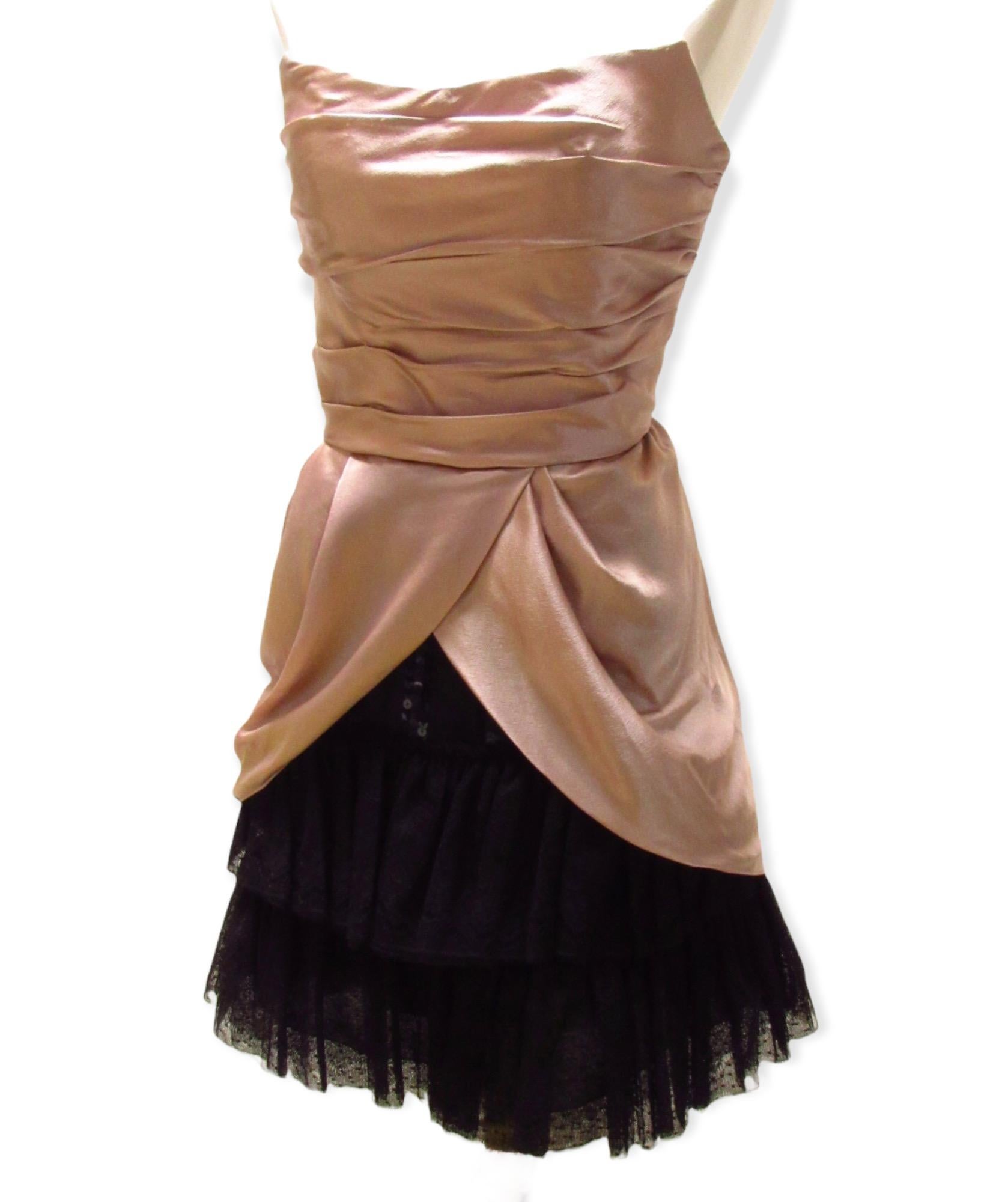 Ein atemberaubendes trägerloses Kleid von Alberta Ferretti aus butterweicher fliederfarbener Seide. Das Mieder ist in Falten gelegt und fällt in einen drapierten Rock, der mit schwarzem Spitzen-Tüll unterlegt ist. Es wird mit einem seitlichen