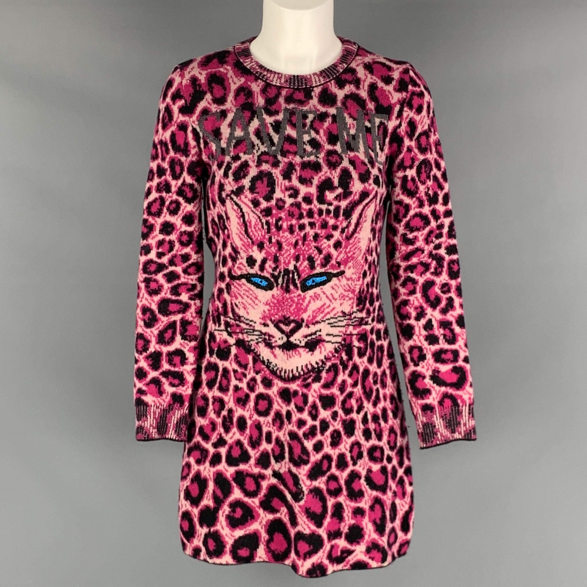 L'abito a maniche lunghe di Alberta Ferretti è realizzato in maglia di lana vergine nera e rosa con stampa animalier e occhi ricamati. Prodotto in Italia.

Ottimo stato usato. Lievi segni di usura. COSÌ COM'È.
Marcato: 36

Misure:

Spalla: 14,5