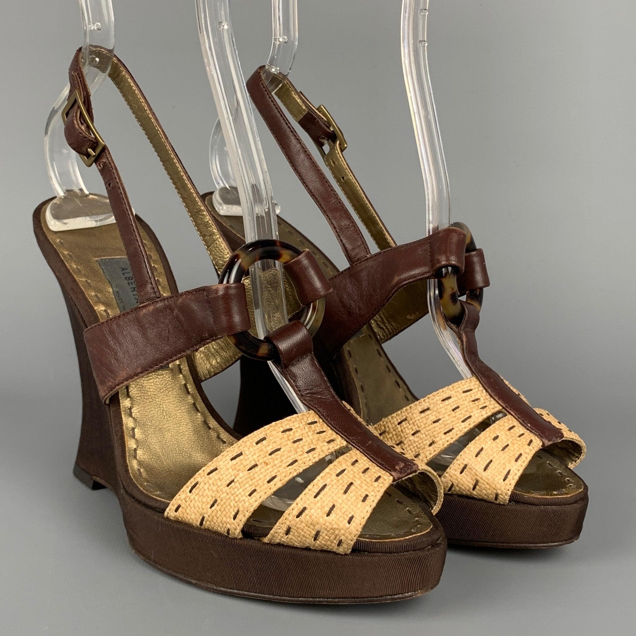 Les sandales ALBERTA FERRETTI sont réalisées en cuir marron et beige avec une bordure en soie et présentent un anneau en écaille, une bride cheville et un talon compensé. Fabriqué en Italie.
Etat d'occasion. Marques mineures au niveau de la sangle. 