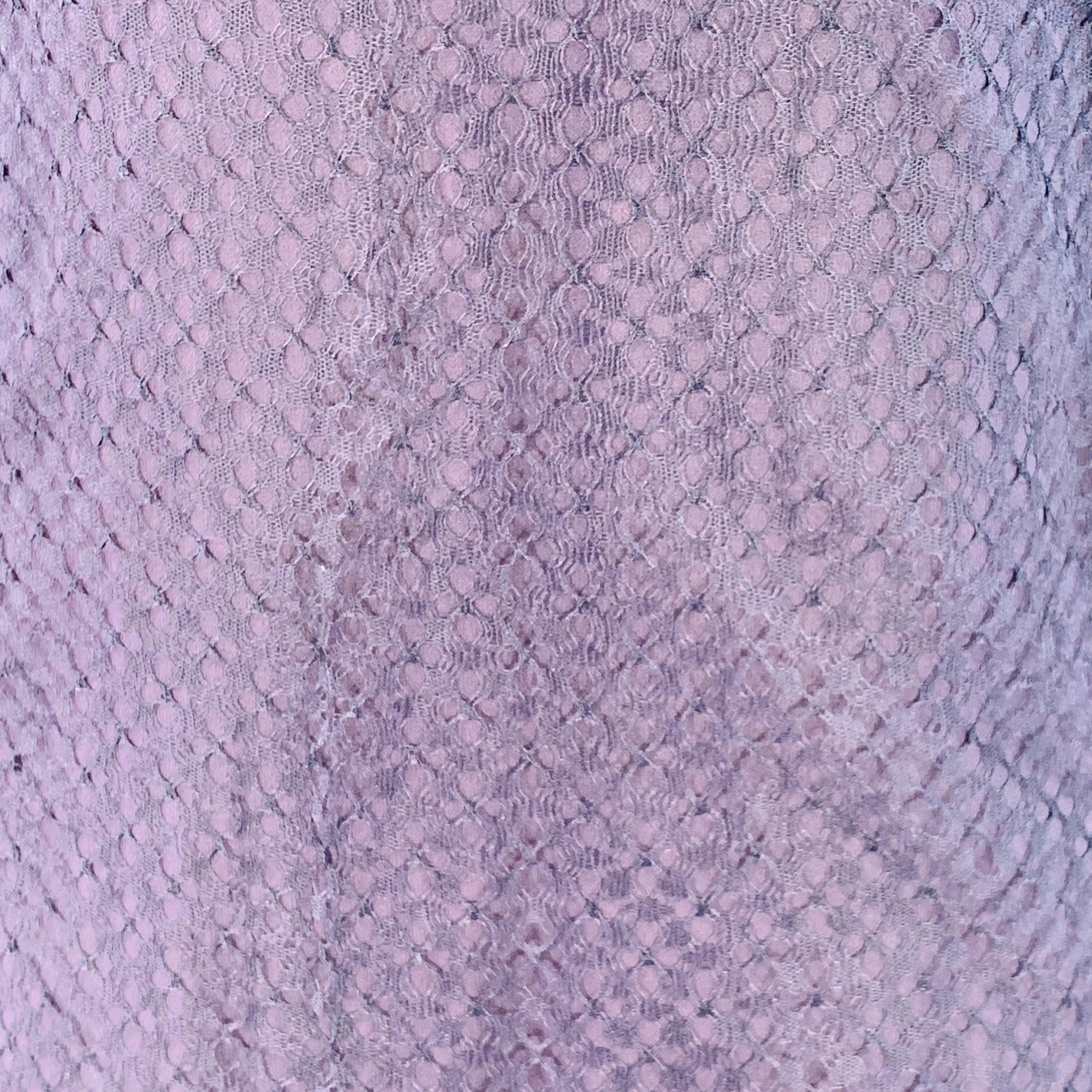 Robe ALBERTA FERRETI
en soie marine, avec des bretelles spaghetti, un délicat design abstrait en dentelle et une fermeture à glissière sur le côté. Livré avec un étui en soie assorti. Fabriqué en Italie. Très bon état. Petits accrocs et signes